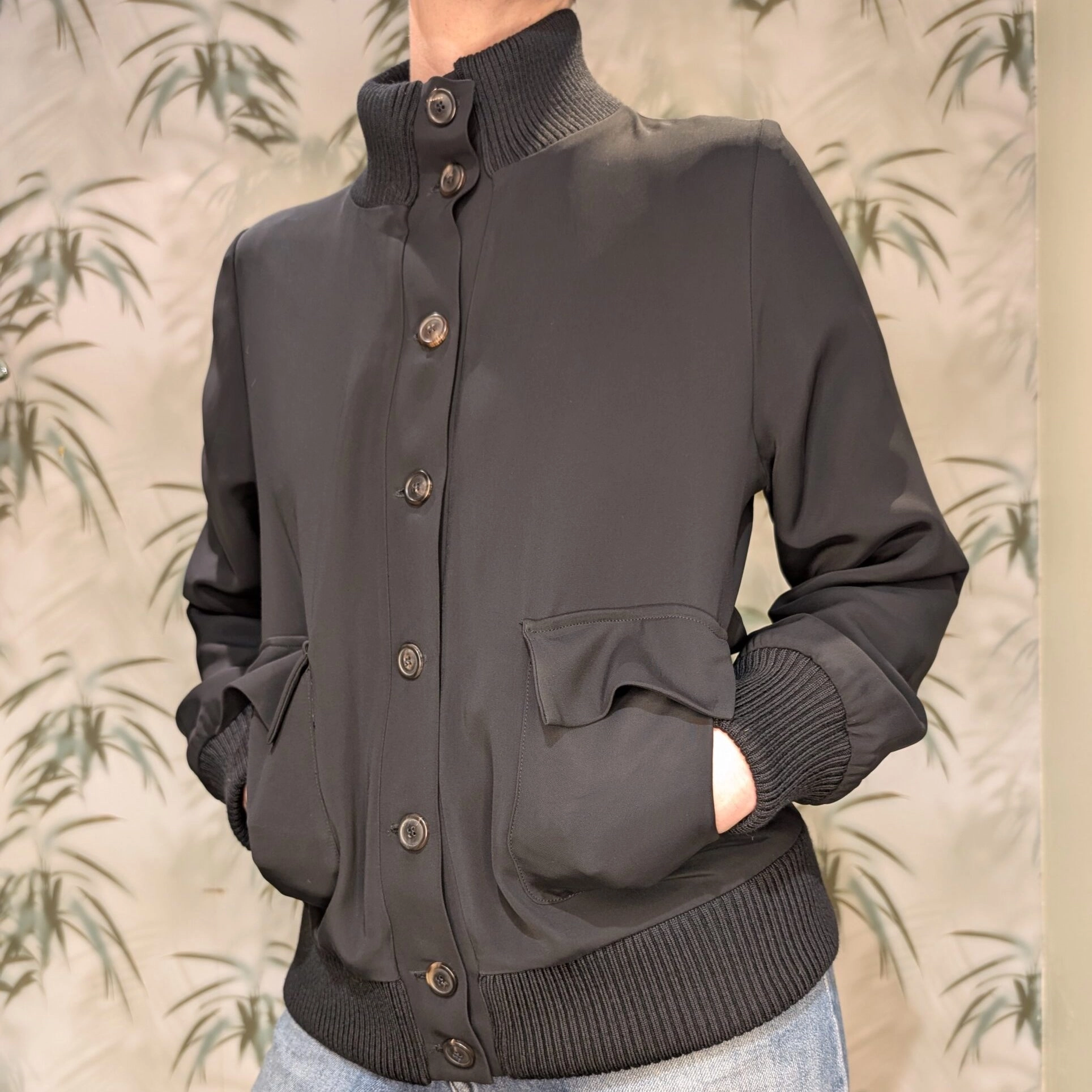 Col montant en bord-côtes
Longueur aux dessus des fesses
Poches doubles : Entrée sur le dessus et sur le côté
Manches et bas de Teddy en bord-côtes Action Maille
Doublé
Insert de portage offert pour envelopper son bébé dans son Teddy
Pièce fabriquée à Paris