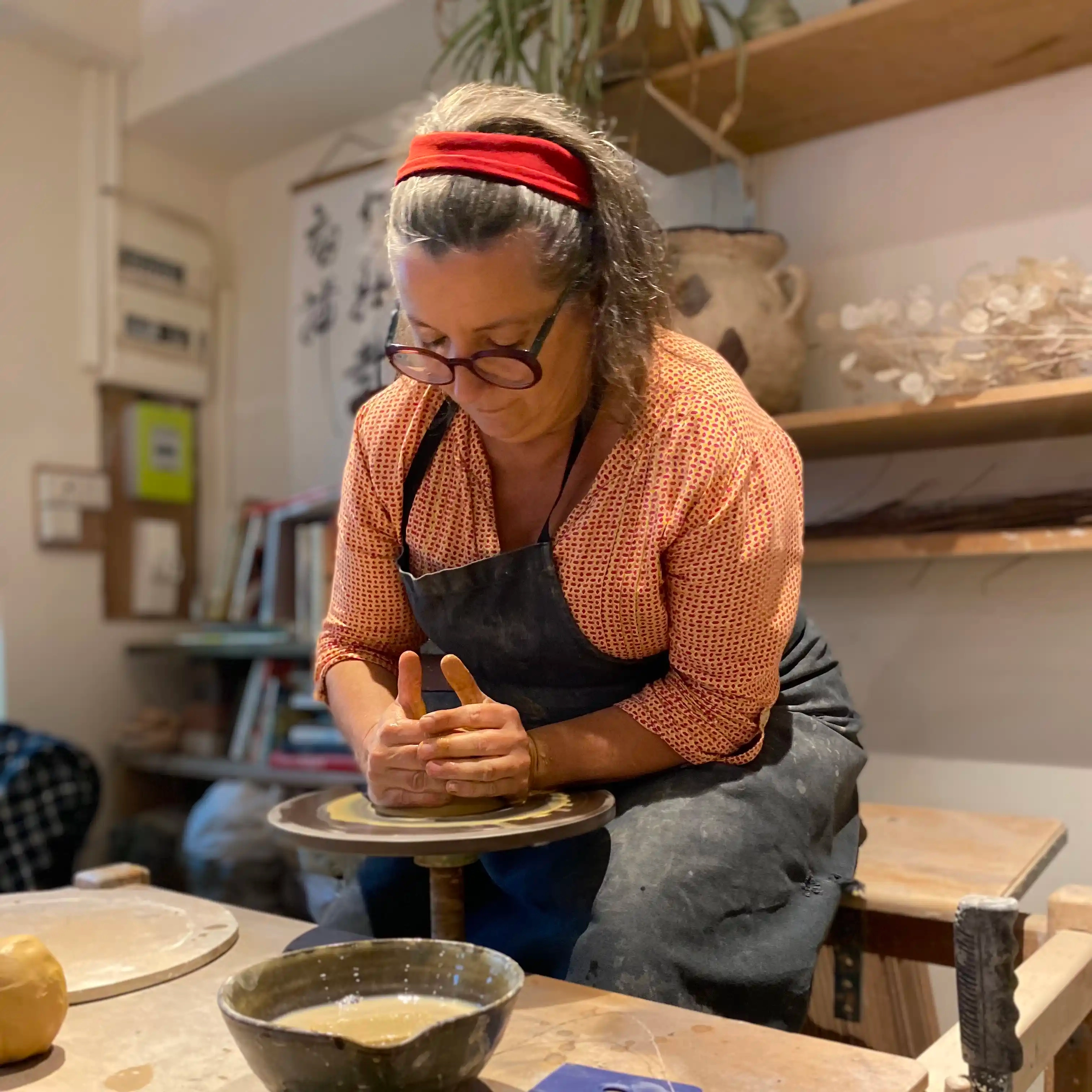 Cours collectifs 2h30 par semaine. Inscription au mois/au trimestre/à l’année.
Techniques du tournage, colombinage, travail à la plaque, au pincé, modelage.
5 participants maximum, matières premières et cuissons incluses.