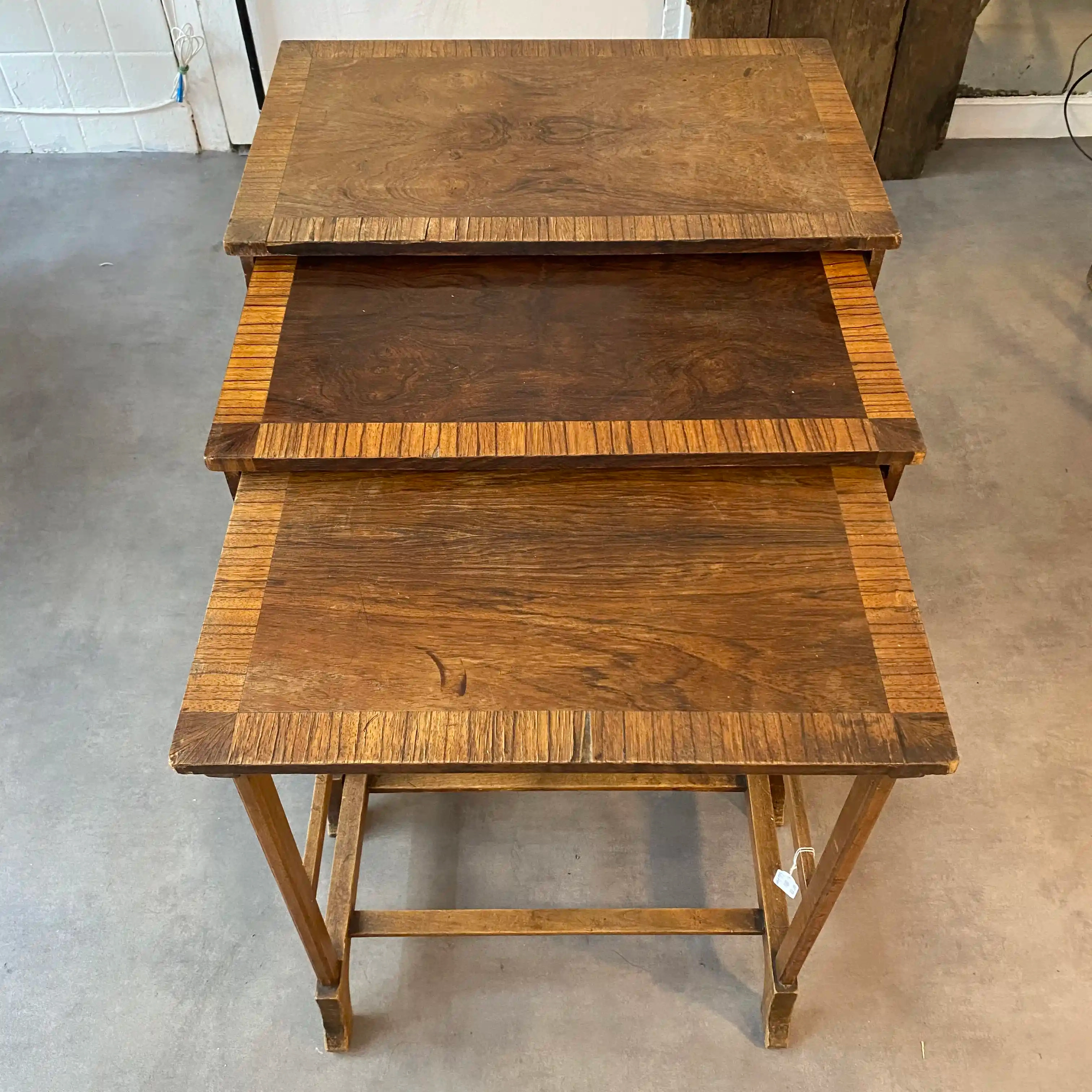 Table gigogne fin XIXe début XXe siècle