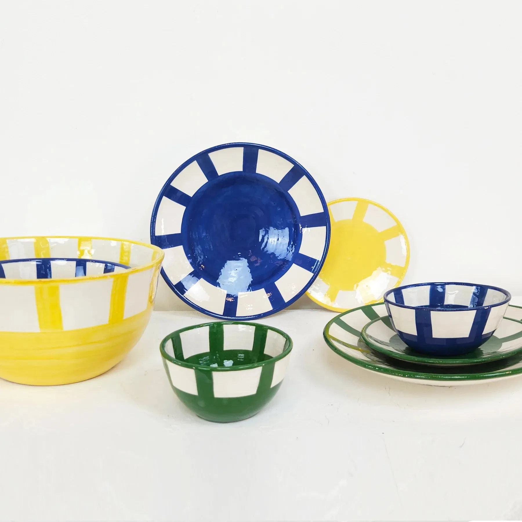 Créez une table unique et colorée en jouant avec les tailles, les motifs et les couleurs.
Chaque dessin est pensé pour s'associer aux autres motifs. Tous nos motifs sont imaginés et créés par et pour M3TISS et réalisés exclusivement pour la marque.
Chaque pièce est tournée à la main par notre potier, puis enduite d'un engobe (émail blanc) avant d'être décorée à main levée de nos motifs uniques, puis émaillée et cuite une seconde fois afin de révéler la profondeur des couleurs.
Tous les dessins sont réalisés à main levée par notre dessinatrice Hind qui trace au crayon le contour du motif puis vient le peindre méticuleusement chaque pièce.
Chaque pièce est unique. Le design peut légèrement varier. Ainsi, de légères marques et fissures infimes - propres au « fait main » - peuvent éventuellement être perceptibles. L'imperfection devient dès lors de la beauté.