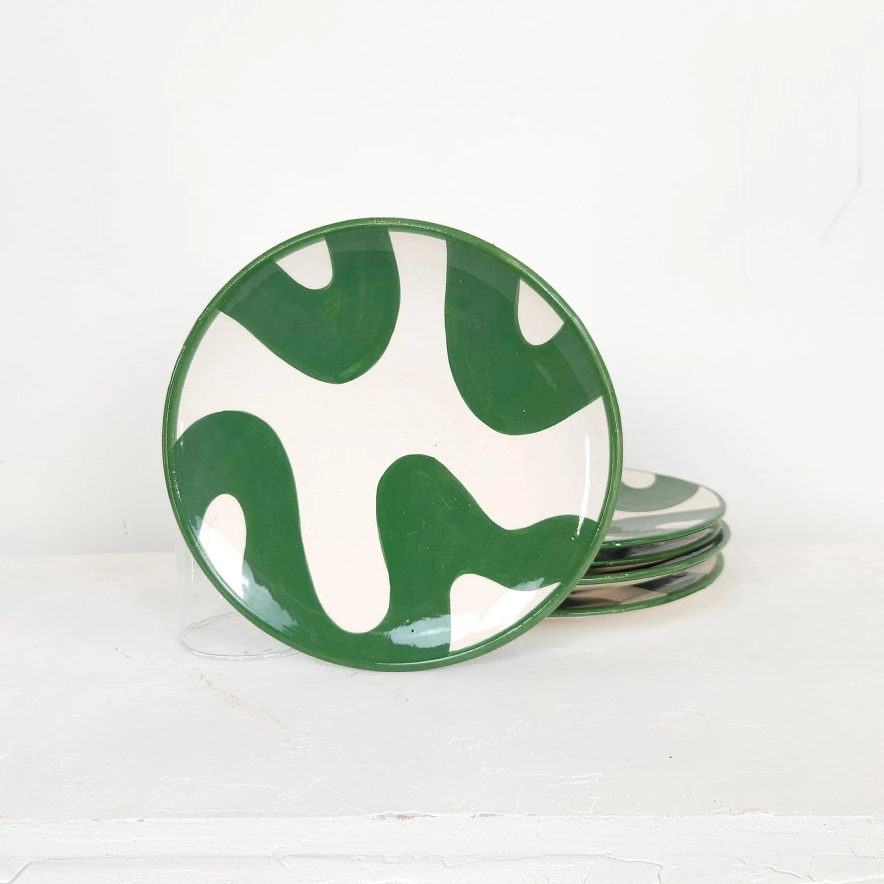 Chaque dessin est pensé pour s’associer aux autres motifs. Tous nos motifs sont imaginés et crées par et pour M3TISS et réalisés exclusivement pour la marque.
Amusez-vous à les associer entres elles.
Chaque pièce est tournée à la main par notre potier, puis enduite d’un engobe (émail blanc) avant d’être décorée à main levée de nos motifs uniques, puis émaillée et cuite une seconde fois afin de révéler la profondeur des couleurs.
Tous les dessins sont réalisés à main levée par notre dessinatrice Hind qui trace au crayon le contour du motif puis vient le peindre méticuleusement chaque pièce.