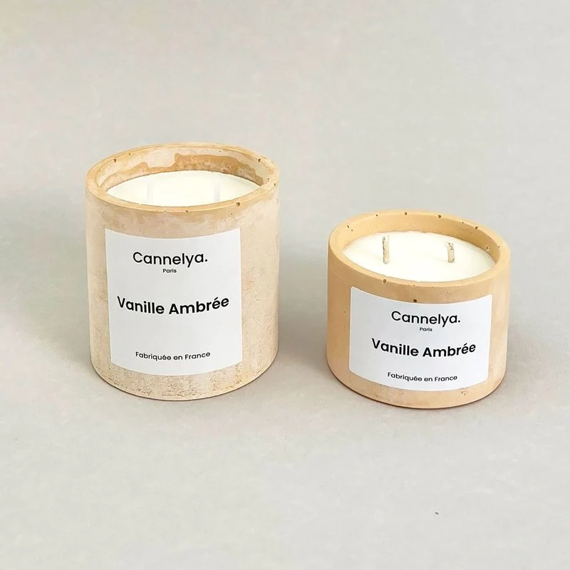 Bougie parfumée 100% végan et artisanale. De la cire de Colza
ne dégageant aucune substance toxique, garantie sans OGM et 100% vegan, coulée à la main dans un pot en béton minéral* imperméabilisé et donc réutilisable après usage.
Une bougie de qualité made in France conçue à partir de matières responsables et écologiques.
Les 3 parfums ont été élaborés en collaboration avec Fanny Berthouly, fondatrice de la Maison Madeleine, autour des souvenirs d'enfance.
Dimensions : 7,5 x 5 cm
Poids : 150 grammes
Temps de brûlage : 25 à 30 heures