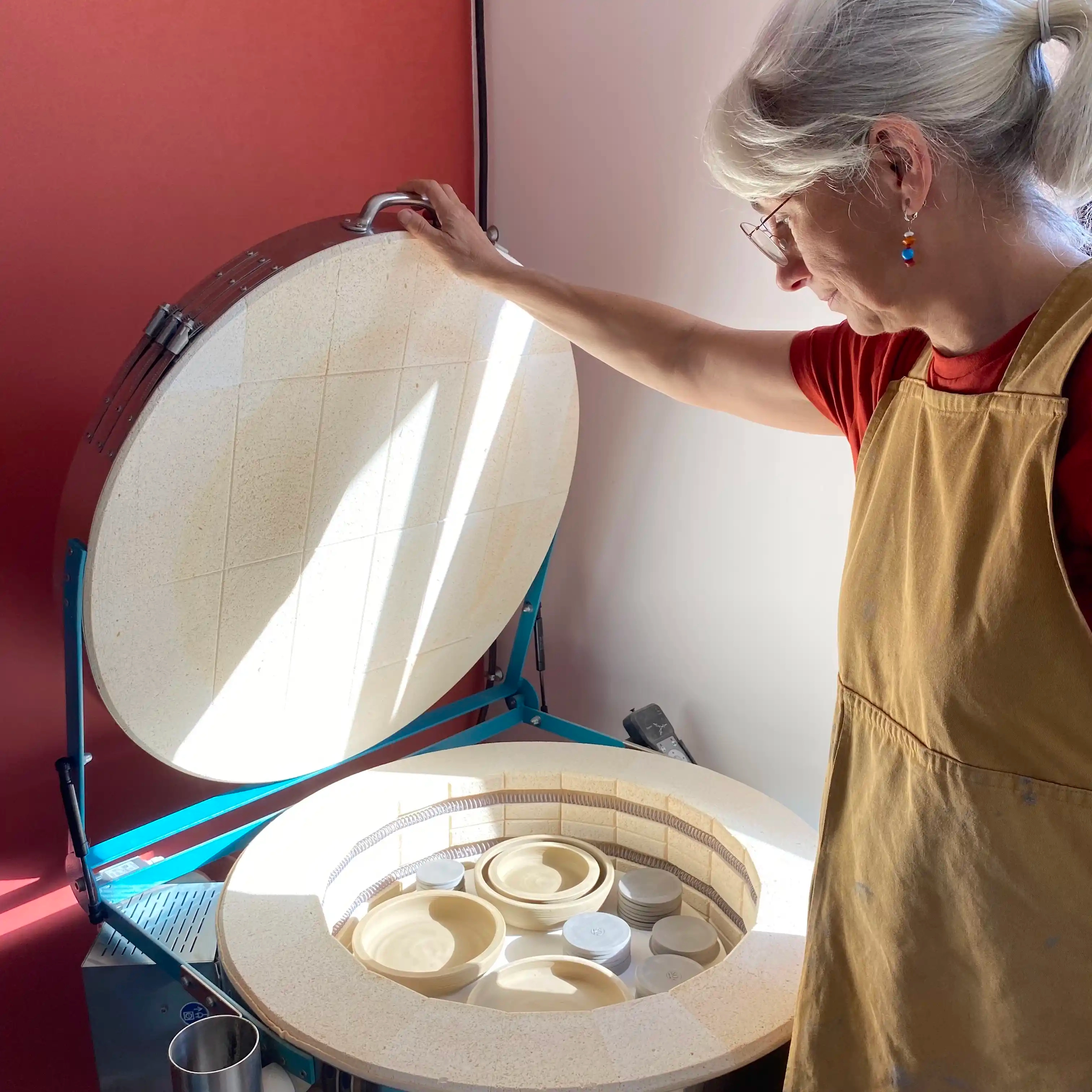 La réalisation de une céramique sur-mesure est lancée à partir de l'établissement d'un devis validé par les deux parties. La réalisation prendra au minimum 4 semaines.