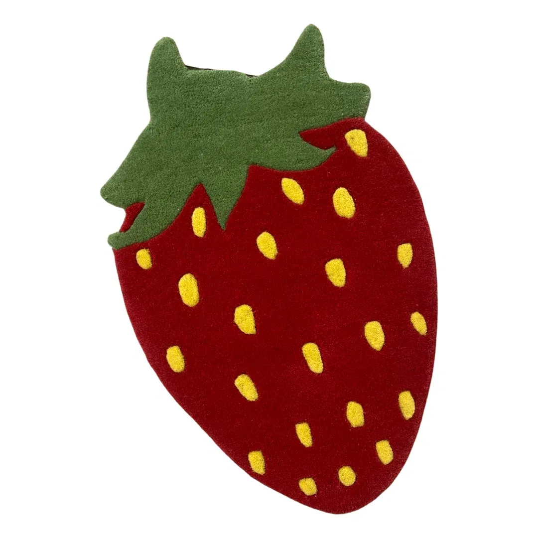 Tapis design Fraise dimensions : 50cm. Les tapis sont fabriqués par des artisans qualifiés en Inde, tuftés à la main avec de la laine de Nouvelle Zélande ce qui offre une meilleure densité et une meilleure résistance.