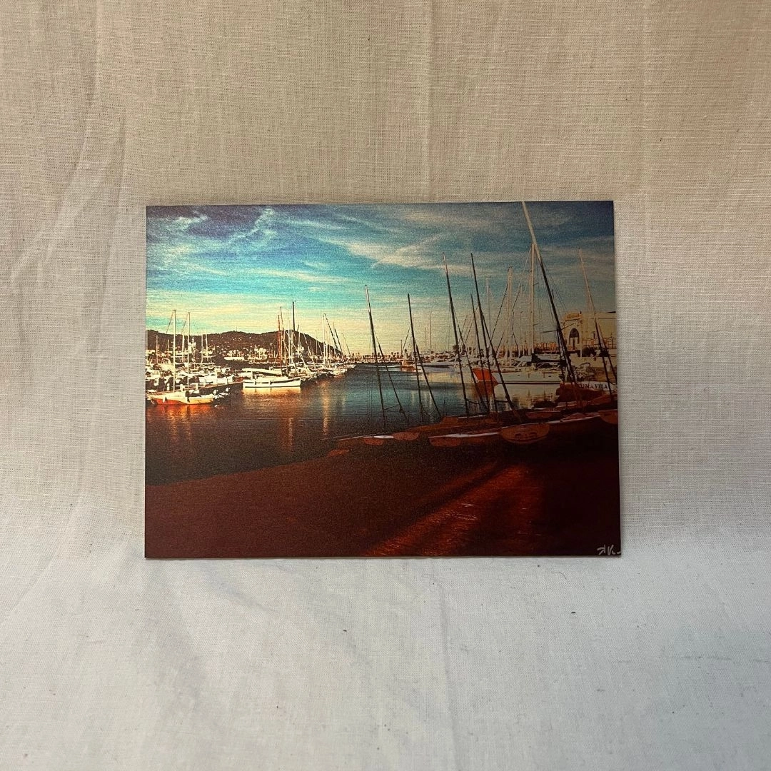 Port d'Imperia (15x20) Image colorée du port d’Imperia, avec les voiles et mâts des bateaux créant un rythme harmonieux.