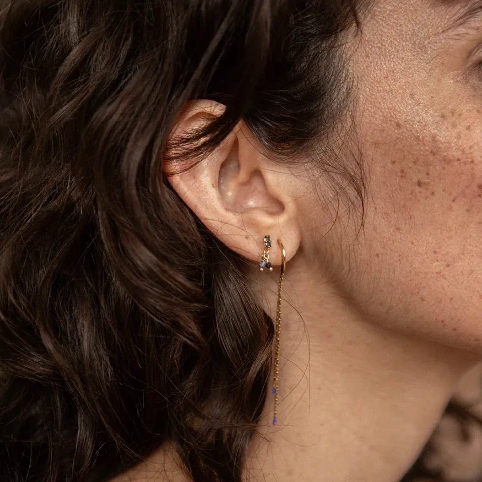 Pensée comme une ligne de petite joaillerie tout en restant accessible au plus grand nombre, la collection Esma joue sur l’asymétrie en mariant lignes pures et contours aux reliefs sinueux. Des pièces simples travaillées comme de petits objets précieux, à porter au quotidien.
Matériaux : laiton doré à l'or fin recyclé 24 carats, couleur laquée
Dimensions : anneau 1,5cm, chaine 4,5 et 5,5cm
Poids : 1,15g
Tous nos bijoux sont garantis 2 ans
Pensées et fabriquées main à Paris
Livrées dans leur packaging individuel écologique.
Conseils d'entretien : évitez le contact avec l'eau et le parfum afin que le bijou conserve son éclat
Nos matières premières sont soigneusement sélectionnées et sans risques pour votre santé : elles ne contiennent ni plomb, ni nickel, ni cadmium, conformément à la législation.