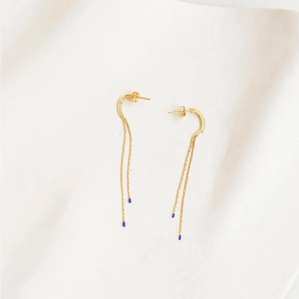 Pensée comme une ligne de petite joaillerie tout en restant accessible au plus grand nombre, la collection Esma joue sur l’asymétrie en mariant lignes pures et contours aux reliefs sinueux. Des pièces simples travaillées comme de petits objets précieux, à porter au quotidien.
Matériaux : laiton doré à l'or fin recyclé 24 carats, couleur laquée
Dimensions : anneau 1,5cm, chaine 4,5 et 5,5cm
Poids : 1,15g
Tous nos bijoux sont garantis 2 ans
Pensées et fabriquées main à Paris
Livrées dans leur packaging individuel écologique.
Conseils d'entretien : évitez le contact avec l'eau et le parfum afin que le bijou conserve son éclat
Nos matières premières sont soigneusement sélectionnées et sans risques pour votre santé : elles ne contiennent ni plomb, ni nickel, ni cadmium, conformément à la législation.