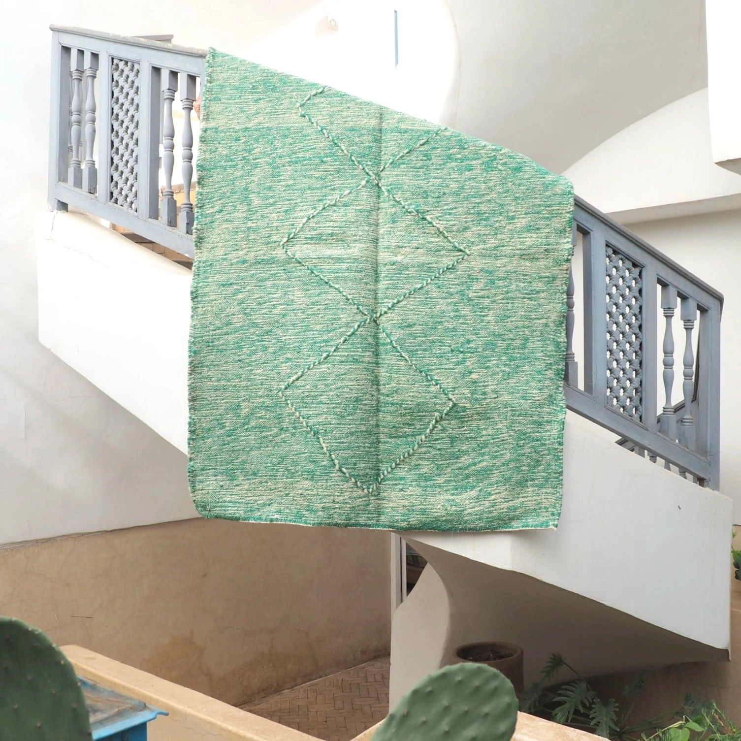 Tapis Berbère Kilim vert, en pure laine vierge de mouton. Son petit format en fait une pièce idéale pour une chambre, en descente de lit.
Tissé à la main dans le Moyen Atlas au Maroc, le M’rirt est réalisé avec une laine d’excellente qualité. Les tisserandes les tissent à ras, elles se transmettent le savoir faire qui permet sa confection de génération en génération.
C’est un tapis entièrement réalisé à la main et d’une grande qualité, épais, une pièce unique
Ce tapis Berbère Kilim vert est une véritable merveille qui habillera à lui seul votre intérieur! Il saura s’intégrer à tout style de décoration, bohème scandinave, minimaliste…et vieillira merveilleusement bien au fil des années grâce à la qualité supérieure de la laine qui le compose.
Il mesure 150 x 105 cm environ