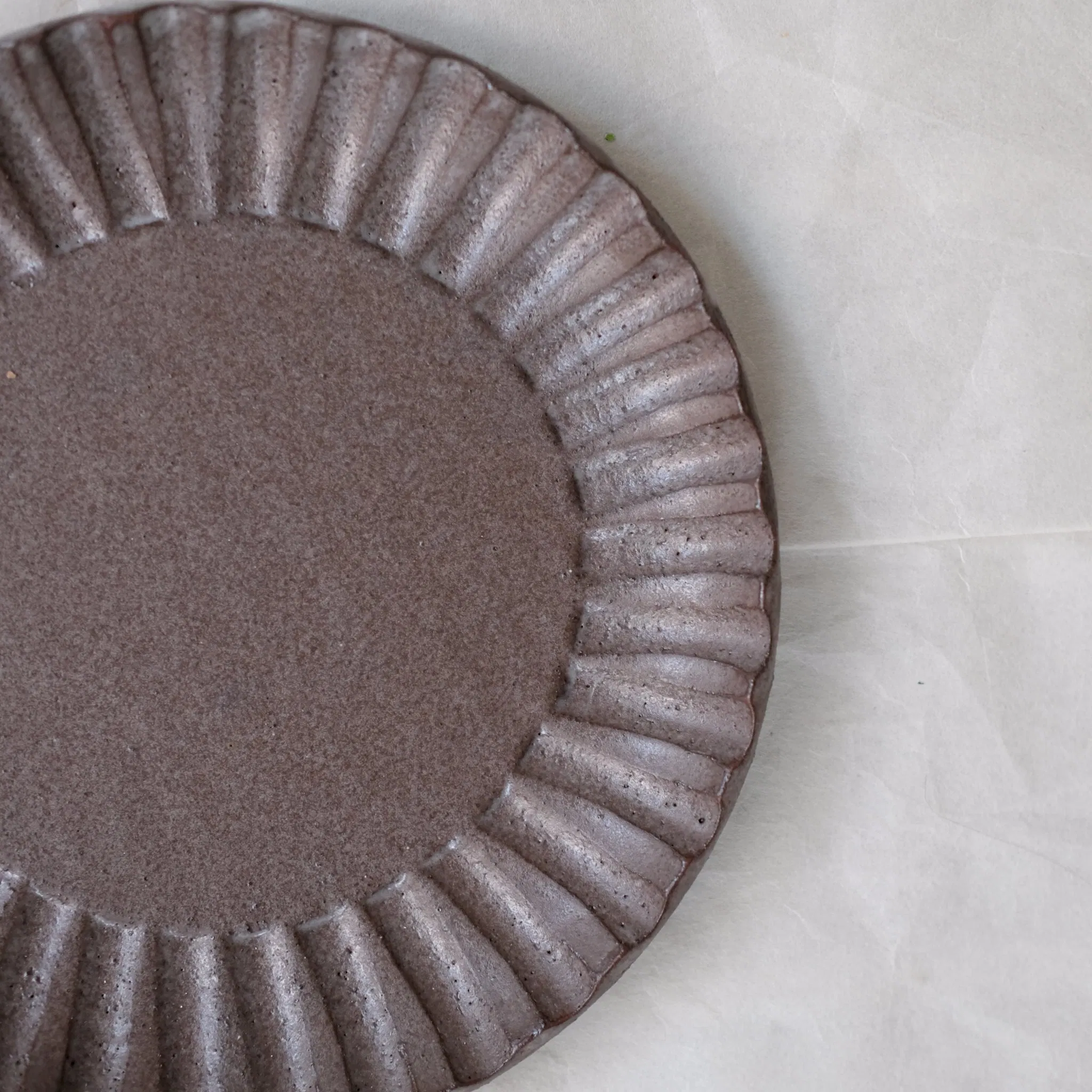 Assiette en grès rouge D 22cm - marron chocolat