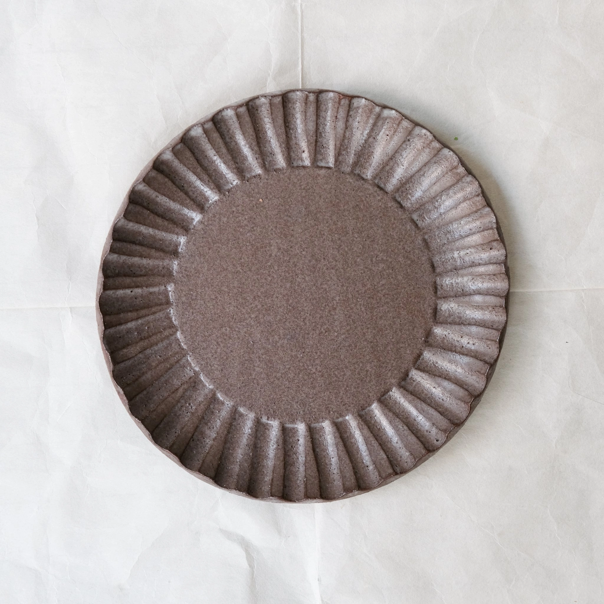 Assiette en grès rouge D 22cm - marron chocolat