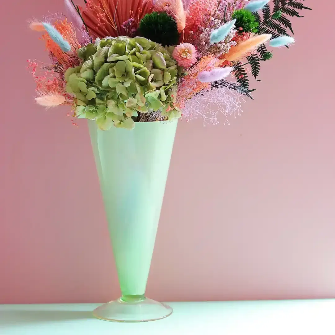 Un bouquet de fleurs séchées aux teintes vibrantes, disponible avec ou sans son vase assorti.
Matériaux : Fleurs séchées et stabilisées
Couleurs : Rose, orange, vert, bleu
Vase en option : Grand vase teinté vert pâle vintage, tel que présenté sur la photo (en option : +45€). Dimensions : Hauteur 30 cm, Diamètre 14 cm