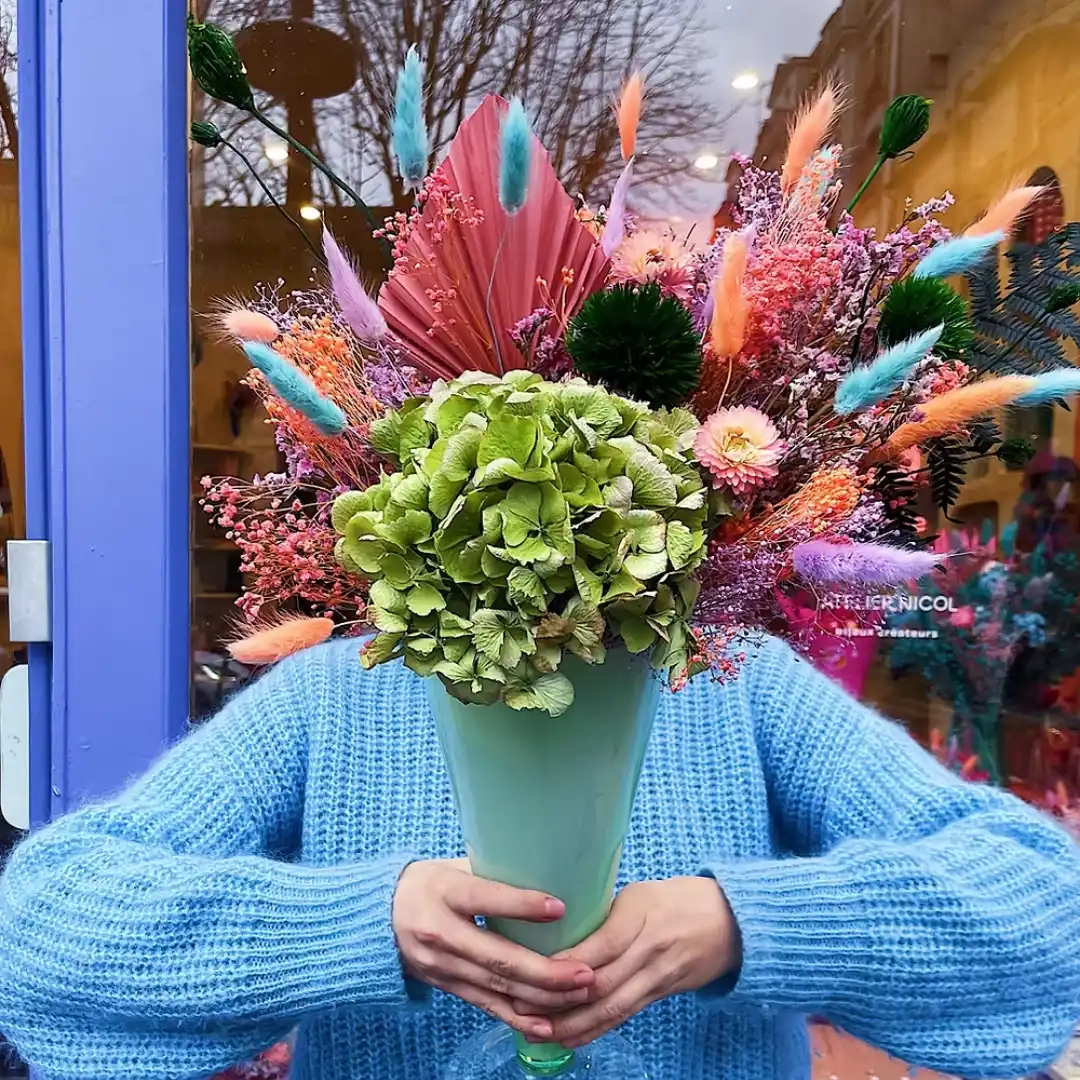 Un bouquet de fleurs séchées aux teintes vibrantes, disponible avec ou sans son vase assorti.
Matériaux : Fleurs séchées et stabilisées
Couleurs : Rose, orange, vert, bleu
Vase en option : Grand vase teinté vert pâle vintage, tel que présenté sur la photo (en option : +45€). Dimensions : Hauteur 30 cm, Diamètre 14 cm
