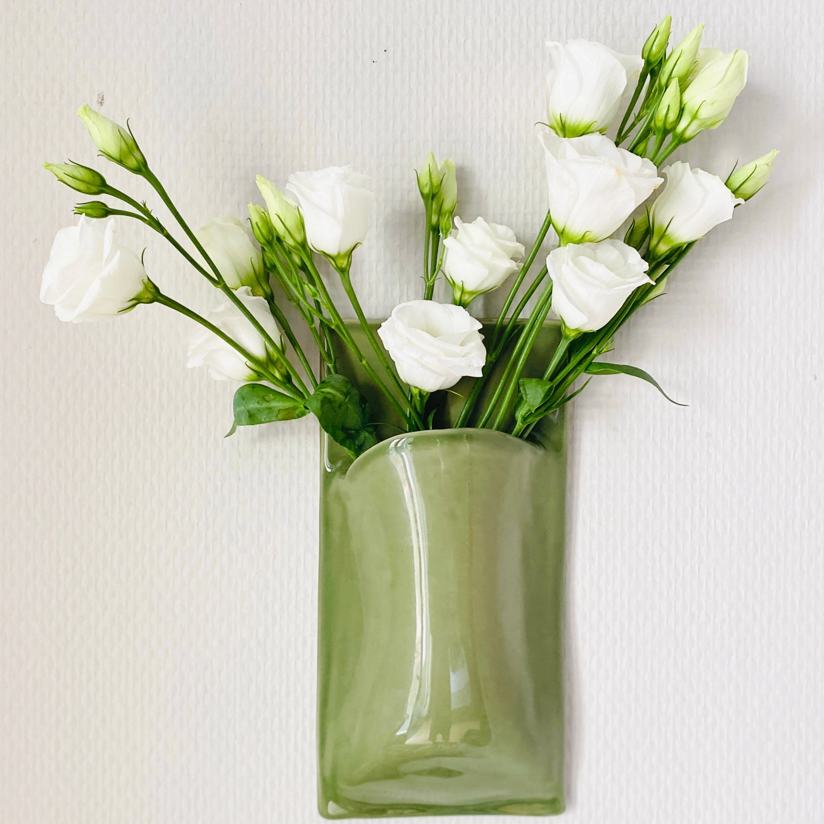 Vase mural en faience, fabriqué à la main à Paris. Émaille vert sauge. Environ 21x10x4 cm. Dispo sur commande dans la couleur de votre choix. CAP Céramique Artisanale Parisienne.