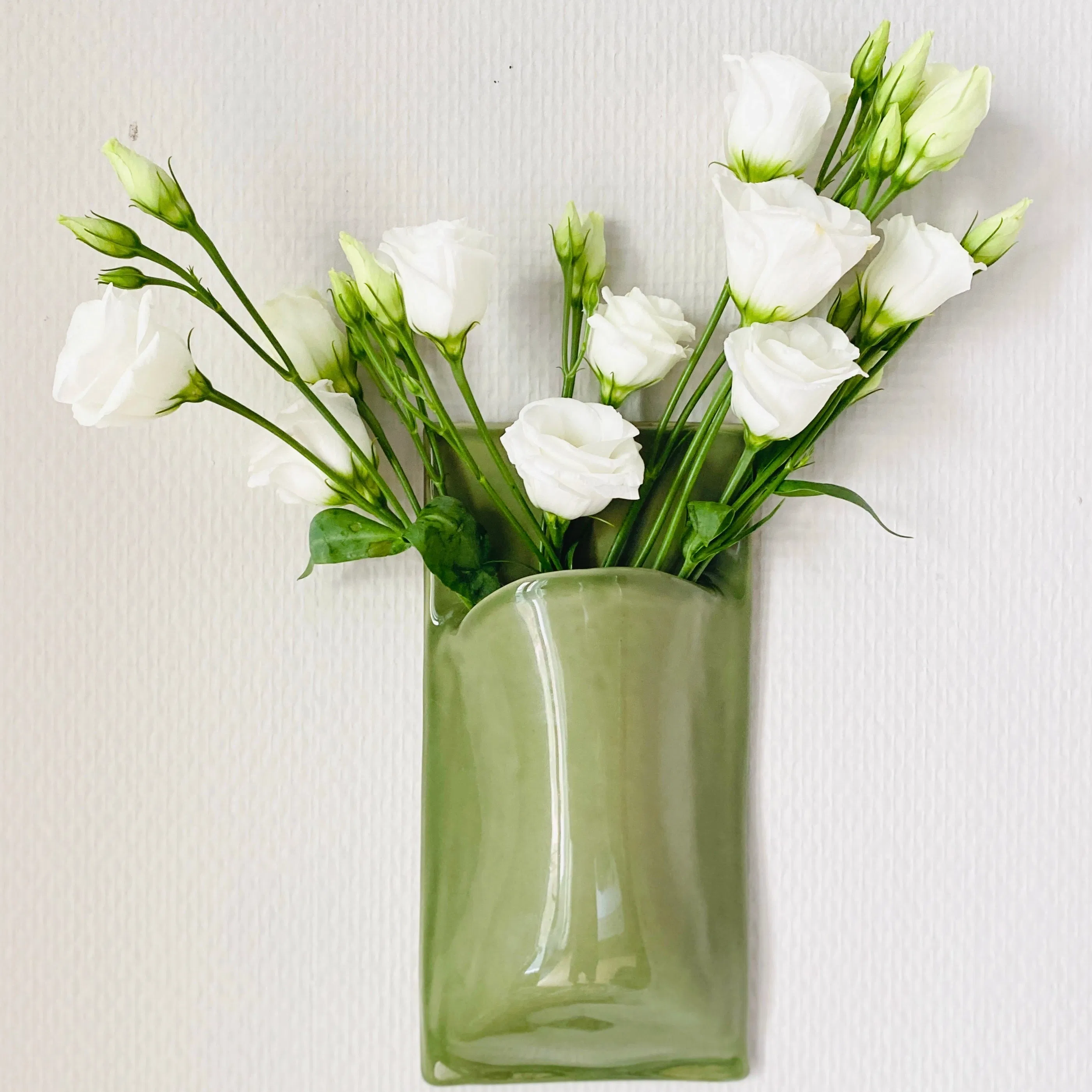 Vase mural en faience, fabriqué à la main à Paris. Émaille vert sauge. Environ 21x10x4 cm. Dispo sur commande dans la couleur de votre choix. CAP Céramique Artisanale Parisienne.