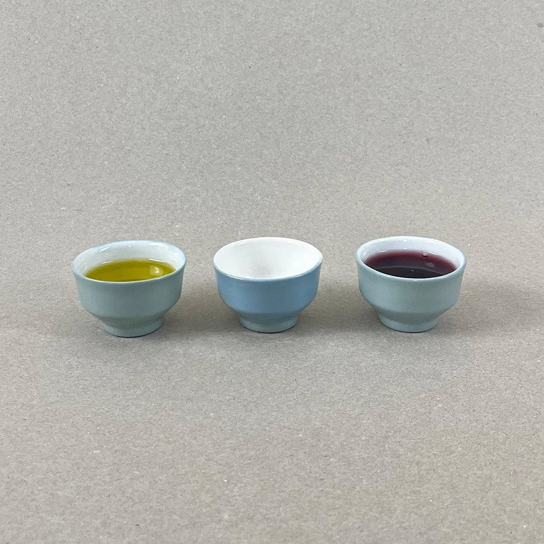 Porcelaine teintée dans la masse. Pièces à colorations variables. Vert de gris Dim. : diam 4 cm, h : 3,5cm Un ou plusieurs petits pots à épices, sauces et condiments pour pimenter vos mixtures de printemps les plus magiques… saupoudrez, mélangez, et surtout laissez-vous embarquer par le pouvoir de ce breuvage. N'oubliez pas d'aller écouter le motif musical associé à cette collection.