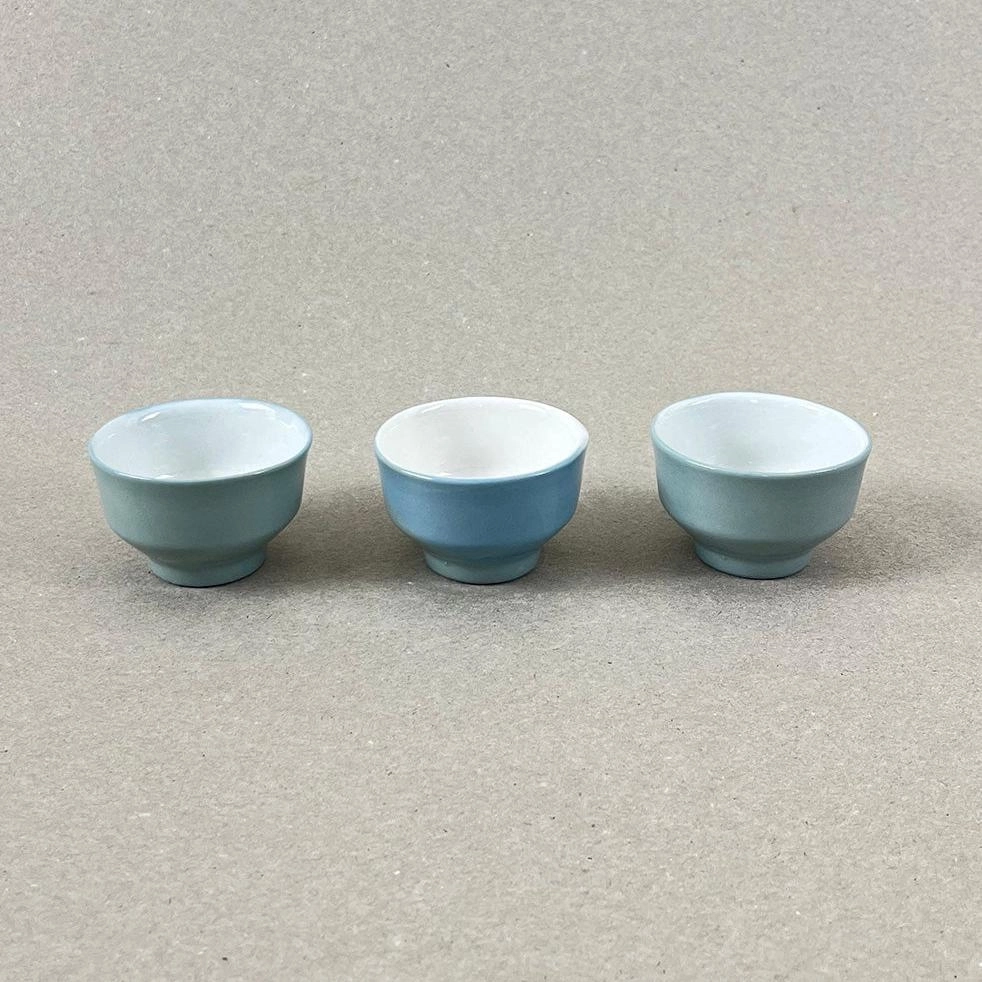 Porcelaine teintée dans la masse. Pièces à colorations variables. Vert de gris Dim. : diam 4 cm, h : 3,5cm Un ou plusieurs petits pots à épices, sauces et condiments pour pimenter vos mixtures de printemps les plus magiques… saupoudrez, mélangez, et surtout laissez-vous embarquer par le pouvoir de ce breuvage. N'oubliez pas d'aller écouter le motif musical associé à cette collection.