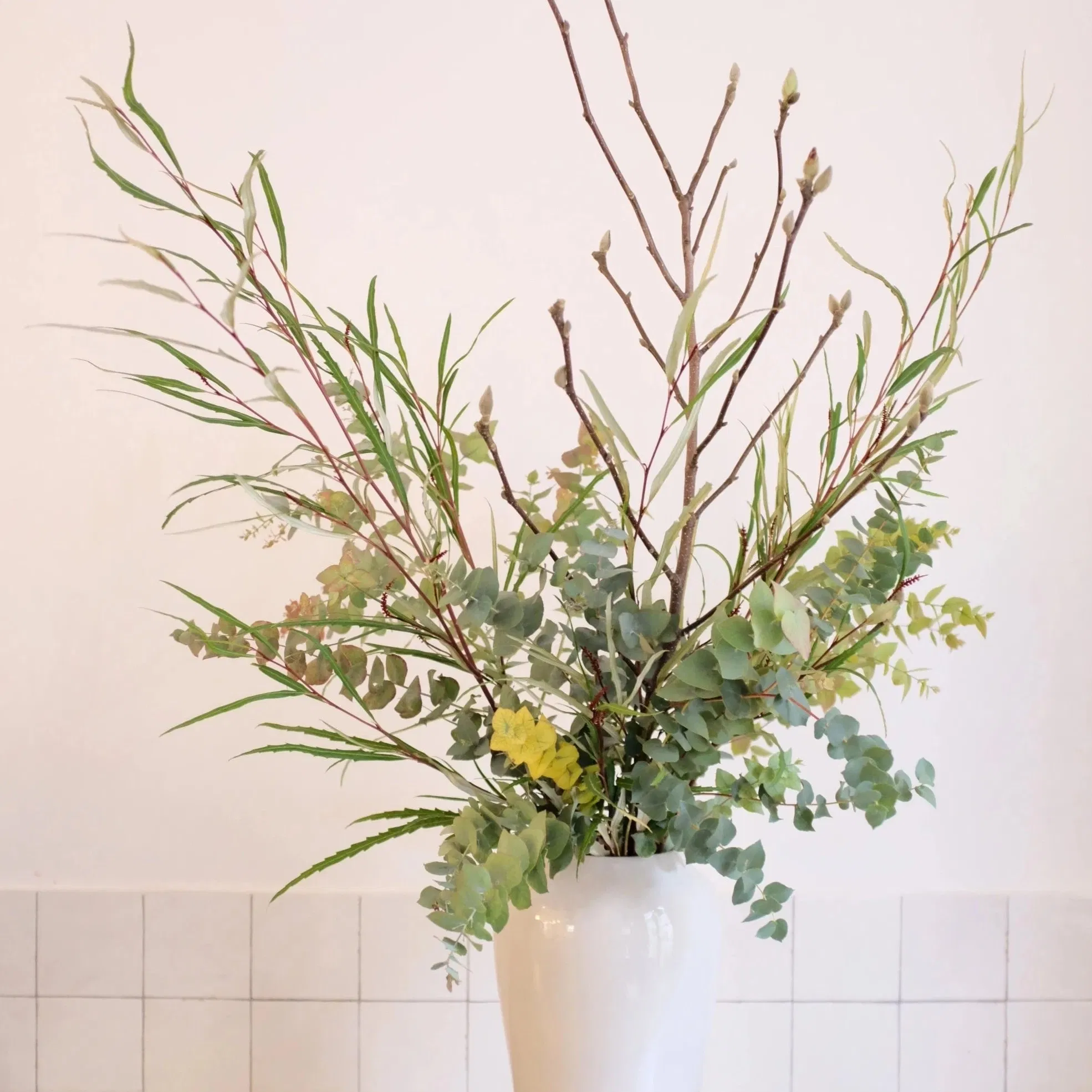 Découvrez notre sélection de vases en céramique fabriqués à la main au Portugal et spécialement conçus pour nos fleurs. D'OÙ VIENNENT NOS VASES? Nos vases sont tournés et émaillés à la main par une entreprise à taille humaine au Portugal . Ils ont été spécialement sélectionnés pour s'adapter aux tailles de nos bouquets et sont estampillés Désirée. DIMENSIONS ET COULEUR DU VASE La collection de vases portugais créée pour Désirée se compose de quatre tailles. Le grand vase mesure 40 cm de hauteur / 16 cm d'ouverture Conçu pour se marier avec tous les intérieurs, ce vase est de couleur blanche . L'émail lui apporte une touche de brillance . Pièces uniques, ces vases en céramique peuvent présenter de légères variations de couleur et de taille ainsi que des petites imperfections qui attestent de leur fabrication artisanale. Matière vivante, le grès ne doit pas être mis en contact direct avec les matières sensibles à l'humidité (bois par exemple). QUEL BOUQUET CHOISIR AVEC CE VASE? Si vous décidez d'offrir des fleurs avec le grand vase portugais , n ous vous conseillons de choisir un bouquet de taille " à la folie " (120€) ou " jusqu'à la lune " (180€). Si vous hésitiez entre deux tailles de bouquet pour un grand vase portugais, nous vous conseillons de choisir la plus grande taille entre les deux. Ainsi, le bouquet aura plus d'allure et d'envergure ! LE PETIT PLUS? A chaque commande de bouquet et de vase, nous ajustons soigneusement les dimensions et la forme du bouquet afin qu'il s'adapte parfaitement au vase (sous réserve de choisir les tailles conseillées) .