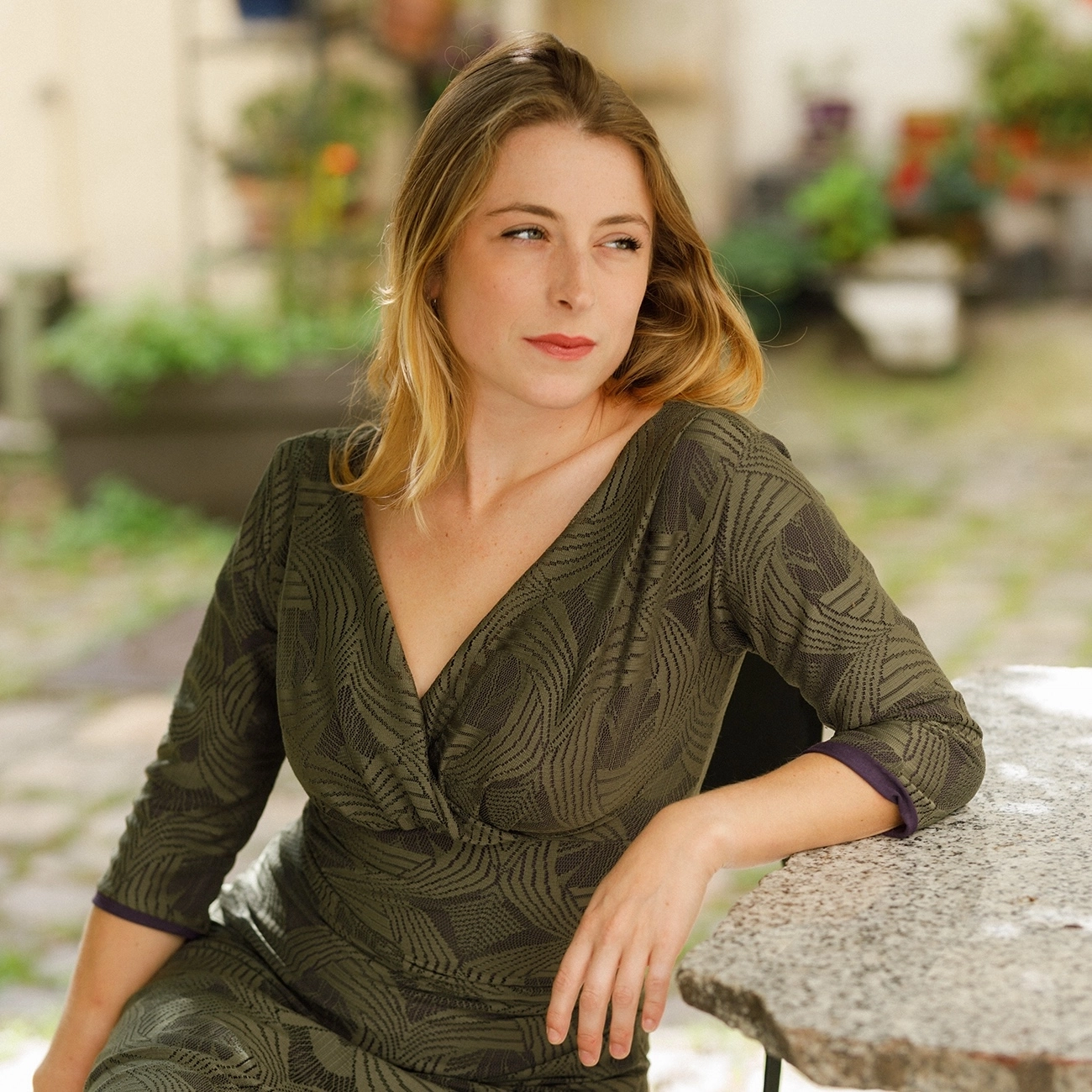 La Robe Noëmie en jersey-stretch avec une dentelle avec un motif ajouré