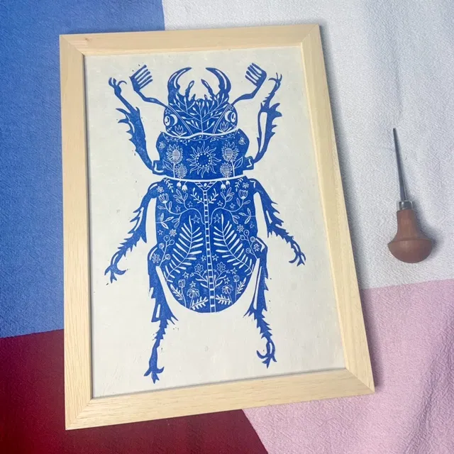 Linogravure "Insecte fleuri #5" inspirée de ma passion pour les insectes et pour les fleurs.
Un lucane de caractère avec ses antennes à barbe : so hipster!
-Format A4
-Numérotée sur 50 (plusieurs coloris disponibles)
-Papier texturé Lokta 58gr/m2 fabriqué à la main au Népal
-Impression avec une encre à base d’huile émulsionnée à l’eau
-Signée manuellement et numérotée sur l’avant
-Titrée et datée au dos
-Chaque estampe est unique, il peut y avoir des variations avec la photo : cela fait la beauté de cette technique.
--
Le cadre n'est pas fourni