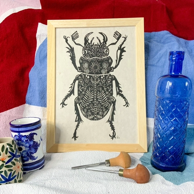 Linogravure "Insecte fleuri #5" inspirée de ma passion pour les insectes et pour les fleurs.
Un lucane de caractère avec ses antennes à barbe : so hipster!
-Format A4
-Numérotée sur 50 (plusieurs coloris disponibles)
-Papier texturé Lokta 58gr/m2 fabriqué à la main au Népal
-Impression avec une encre à base d’huile émulsionnée à l’eau
-Signée manuellement et numérotée sur l’avant
-Titrée et datée au dos
-Chaque estampe est unique, il peut y avoir des variations avec la photo : cela fait la beauté de cette technique.
--
Le cadre n'est pas fourni