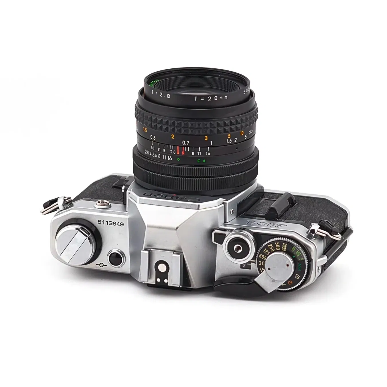 Un classique fiable pour débuter en argentique.
Le Canon AE-1 est un excellent choix pour découvrir la photo argentique. Cet appareil photo reflex 35mm (avec viseur optique et miroir) offre une prise en main simple et intuitive. Beaucoup de photographes débutants apprécient sa robustesse et la clarté de ses réglages. Il aide à réussir ses photos dès les premières pellicules, même sans expérience.