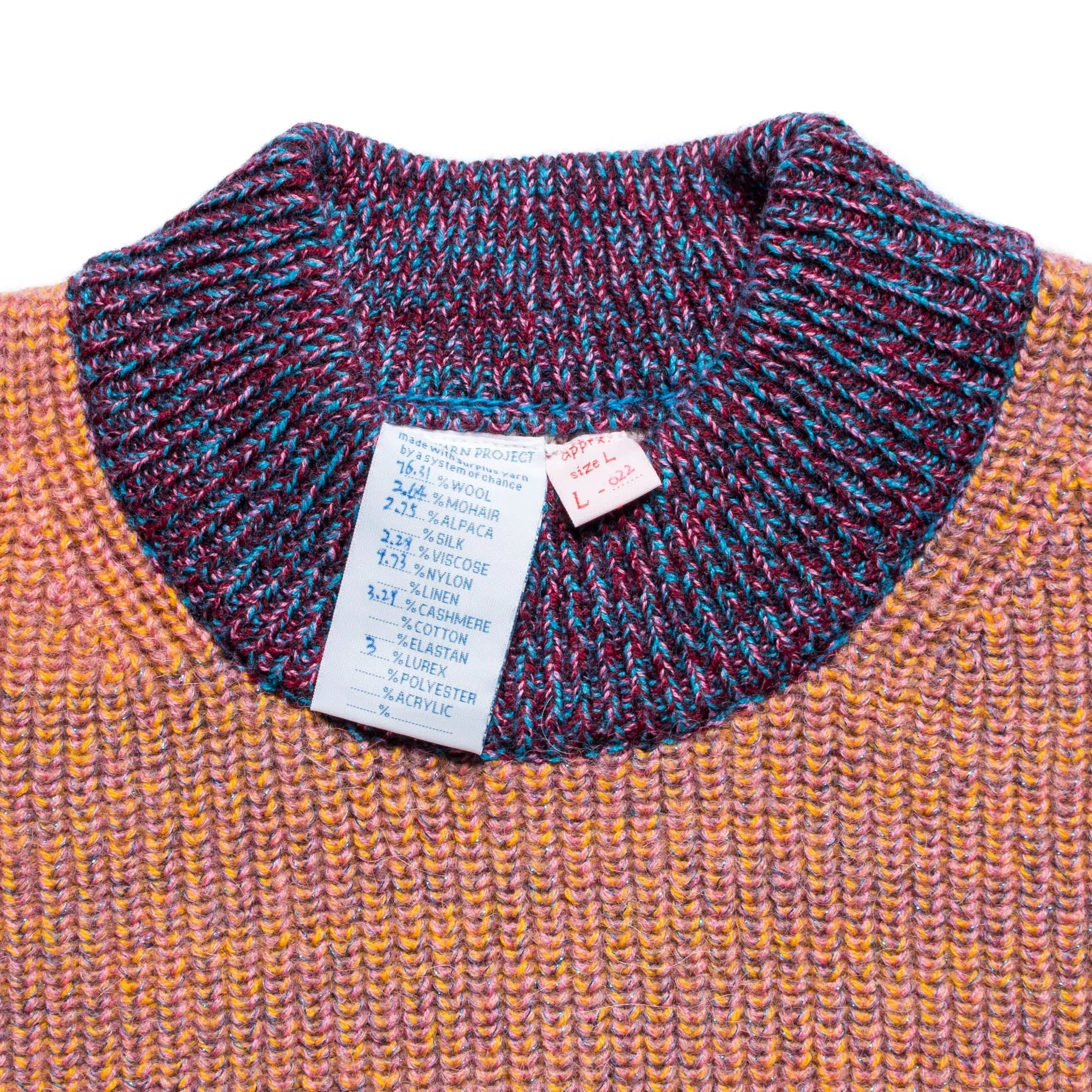 Pull tricoté taille L. LÆRKE est un pull court à col montant.
Sa coupe carrée et décontractée présente des épaules tombantes et des fentes de chaque côté.
Le modèle est défini, mais les couleurs et le fil sont choisis par la roue de la fortune WYP.
Ainsi, chaque pièce est vraiment unique au monde !