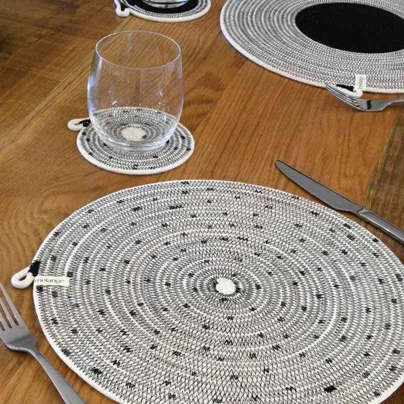 Set de table rond en corde naturelle, fabriqué à la main. Un beau travail artisanal made in Afrique du Sud. Très résistant, élégant et facile d'entretien, son design unique mettra en valeur vos services et décors de table, dedans comme dehors.
Dimension Gamme classique : Ø 35 cm
