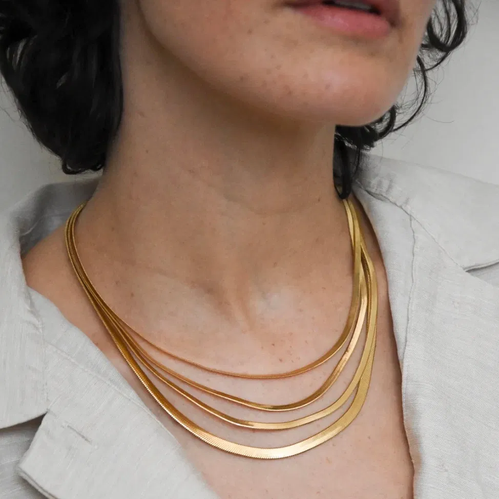 Collier statement aux reflets champagne, une de nos pièces coup de coeur :)
Illustrant le mouvement de la main qui façonne, la ligne Geste, toute en courbes douces, dessine le geste manuel. Un jeu de contrastes entre souplesse et structure, une ode au mouvement. Des pièces fortes et solaires qui captent la lumière et subliment le corps.
Matériaux : en laiton doré à l'or fin recyclé 24 carats, maille souple serpent
Dimensions : longueur 46 cm
Poids : 29,32g
Tous nos bijoux sont garantis 2 ans
Pensé et fabriqué main à Paris
Livré dans son packaging individuel écologique.
Conseils d'entretien : évitez le contact avec l'eau et le parfum afin que le bijou conserve son éclat
Nos matières premières sont soigneusement sélectionnées et sans risques pour votre santé : elles ne contiennent ni plomb, ni nickel, ni cadmium, conformément à la législation.