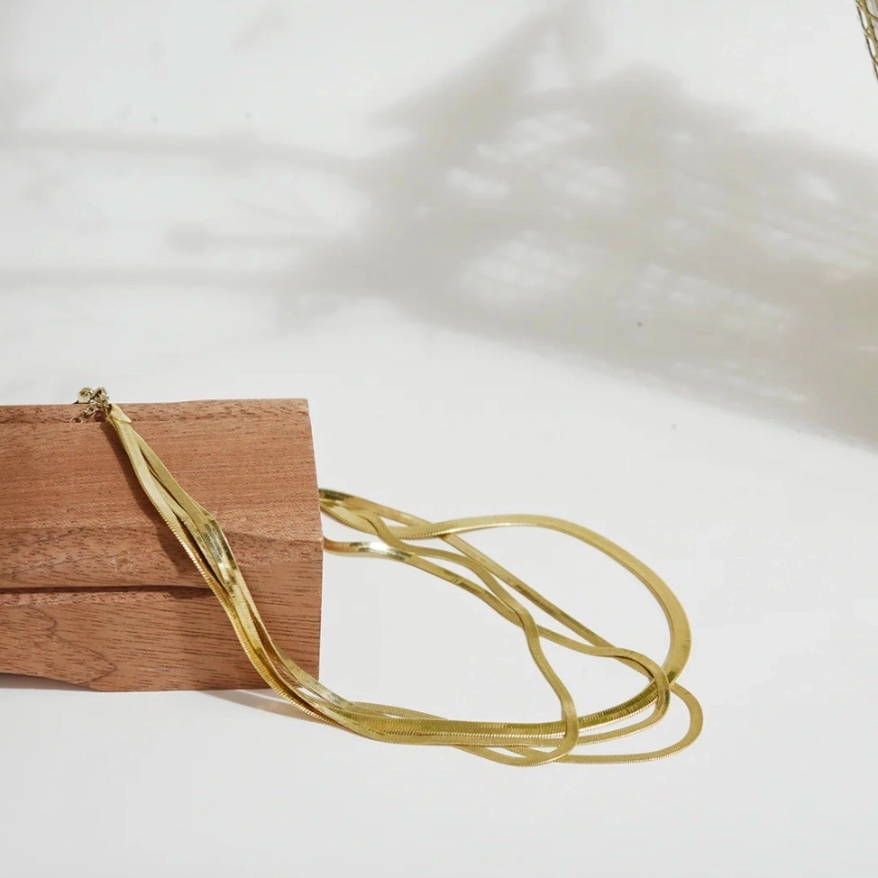 Collier statement aux reflets champagne, une de nos pièces coup de coeur :)
Illustrant le mouvement de la main qui façonne, la ligne Geste, toute en courbes douces, dessine le geste manuel. Un jeu de contrastes entre souplesse et structure, une ode au mouvement. Des pièces fortes et solaires qui captent la lumière et subliment le corps.
Matériaux : en laiton doré à l'or fin recyclé 24 carats, maille souple serpent
Dimensions : longueur 46 cm
Poids : 29,32g
Tous nos bijoux sont garantis 2 ans
Pensé et fabriqué main à Paris
Livré dans son packaging individuel écologique.
Conseils d'entretien : évitez le contact avec l'eau et le parfum afin que le bijou conserve son éclat
Nos matières premières sont soigneusement sélectionnées et sans risques pour votre santé : elles ne contiennent ni plomb, ni nickel, ni cadmium, conformément à la législation.