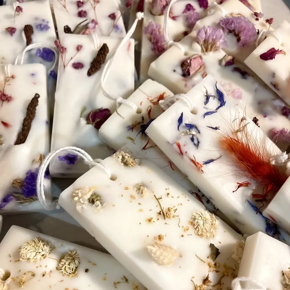 Ces tablettes en cire végétale, enrichies de fleurs séchées, sont conçues pour parfumer vos tiroirs, armoires ou espace de vie avec une touche élégante et subtile. Chaque tablette diffuse un parfum raffiné, évoquant les jardins luxuriants et les lieux secrets où Romeo e Giulietta se sont aimés. Parfaites pour ajouter une note de poésie à vos espaces, elles sont également idéales pour offrir un souffle d’amour dans votre quotidien.
2 tablettes parfumées en cire végétale sans OGM
largeur 4 cm , longueur 8 cm
Durée de la fragrance: 3 mois environ