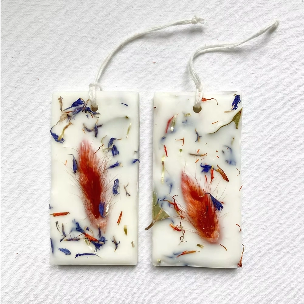 Ces tablettes en cire végétale, enrichies de fleurs séchées, sont conçues pour parfumer vos tiroirs, armoires ou espace de vie avec une touche élégante et subtile. Chaque tablette diffuse un parfum raffiné, évoquant les jardins luxuriants et les lieux secrets où Romeo e Giulietta se sont aimés. Parfaites pour ajouter une note de poésie à vos espaces, elles sont également idéales pour offrir un souffle d’amour dans votre quotidien.
2 tablettes parfumées en cire végétale sans OGM
largeur 4 cm , longueur 8 cm
Durée de la fragrance: 3 mois environ