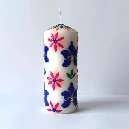 Fait main par Kiri Megan dans son atelier parisien, chaque bougie est unique.
La durée de combustion peut varier.
Matériaux et dimensions
Dimensions : 15x5.5cm
Mèche 100 % coton
Combustion sans résidu ni fumée
Sans parfum.