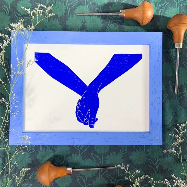 Une linogravure originale de deux personnes qui se tiennent par la main.
Un très joli lien.
-Format A5
-Numérotée sur 50
-Papier extraweiss sans acide 170 gr/m2
-Impression avec une encre à l'huile en bleu outremer
-Signée et numérotée manuellement sur l’avant
-Titrée et datée au dos
-Chaque estampe est unique, il peut y avoir des variations avec la photo : cela fait la beauté de la linogravure.
--
Le cadre n'est pas fourni