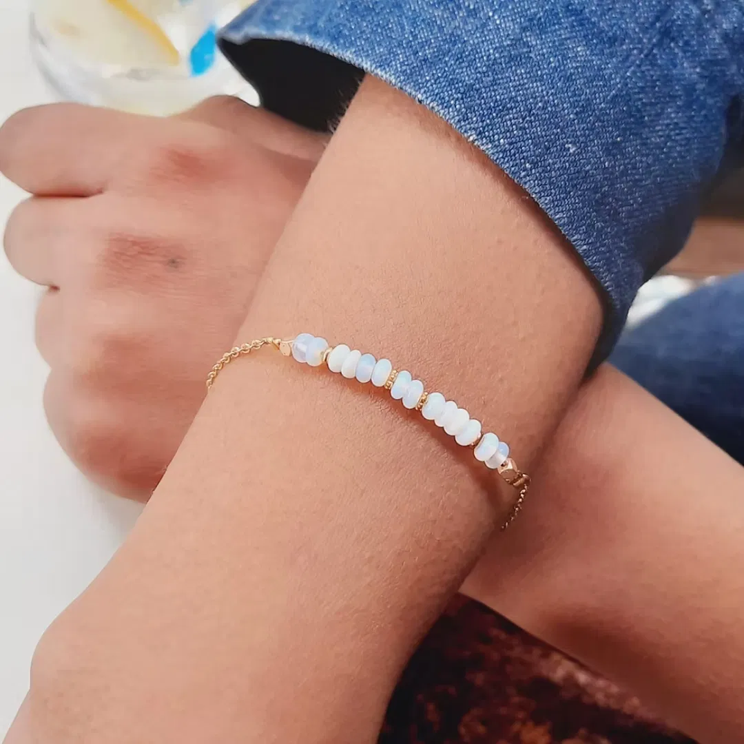Laissez-vous séduire par la délicatesse du Bracelet RÊVE Mariage Blanc, un bijou raffiné qui incarne pureté et romantisme. Composé de pierres fines naturelles de Quartz Laiteux, il dévoile de subtiles nuances nacrées qui captent la lumière avec élégance.
Longueur du bracelet: 17 cm + chaînette d’extension de 3 cm