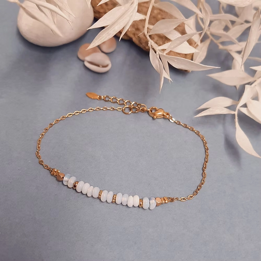 Laissez-vous séduire par la délicatesse du Bracelet RÊVE Mariage Blanc, un bijou raffiné qui incarne pureté et romantisme. Composé de pierres fines naturelles de Quartz Laiteux, il dévoile de subtiles nuances nacrées qui captent la lumière avec élégance.
Longueur du bracelet: 17 cm + chaînette d’extension de 3 cm