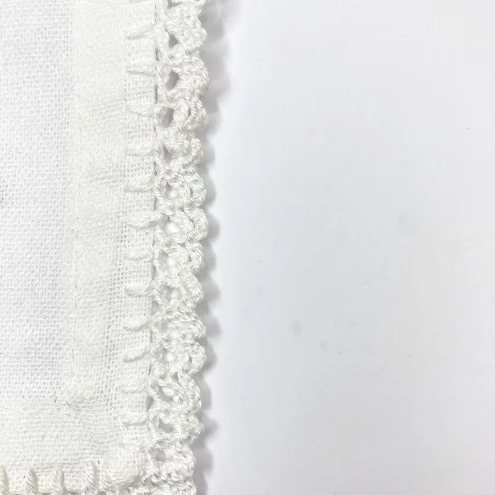 Découvrez nos serviettes uniques, brodées à la main avec des tirades de Romeo e Giulietta apportant une touche de poésie à votre table. Chaque serviette est fabriquée à partir de tissu de fin de série en coton, alliant douceur et durabilité. La broderie, réalisée en fil rouge de coton, sublime ces pièces exclusives et raconte une histoire d’amour intemporelle. La dentelle est faite à la main en crochet. Faites de chaque repas un moment d’élégance et de raffinement avec ces serviettes écoresponsables et pleines de charme. Dimensions: 42 cm x 42 cm. Tissu issu d'une fin de série de tissus : coton. Dentelle en coton.