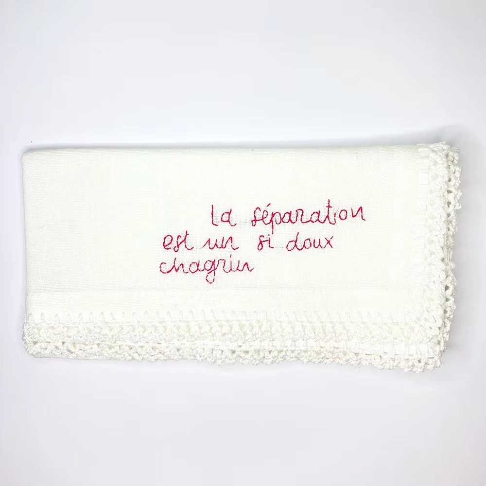 Découvrez nos serviettes uniques, brodées à la main avec des tirades de Romeo e Giulietta apportant une touche de poésie à votre table. Chaque serviette est fabriquée à partir de tissu de fin de série en coton, alliant douceur et durabilité. La broderie, réalisée en fil rouge de coton, sublime ces pièces exclusives et raconte une histoire d’amour intemporelle. La dentelle est faite à la main en crochet. Faites de chaque repas un moment d’élégance et de raffinement avec ces serviettes écoresponsables et pleines de charme. Dimensions: 42 cm x 42 cm. Tissu issu d'une fin de série de tissus : coton. Dentelle en coton.