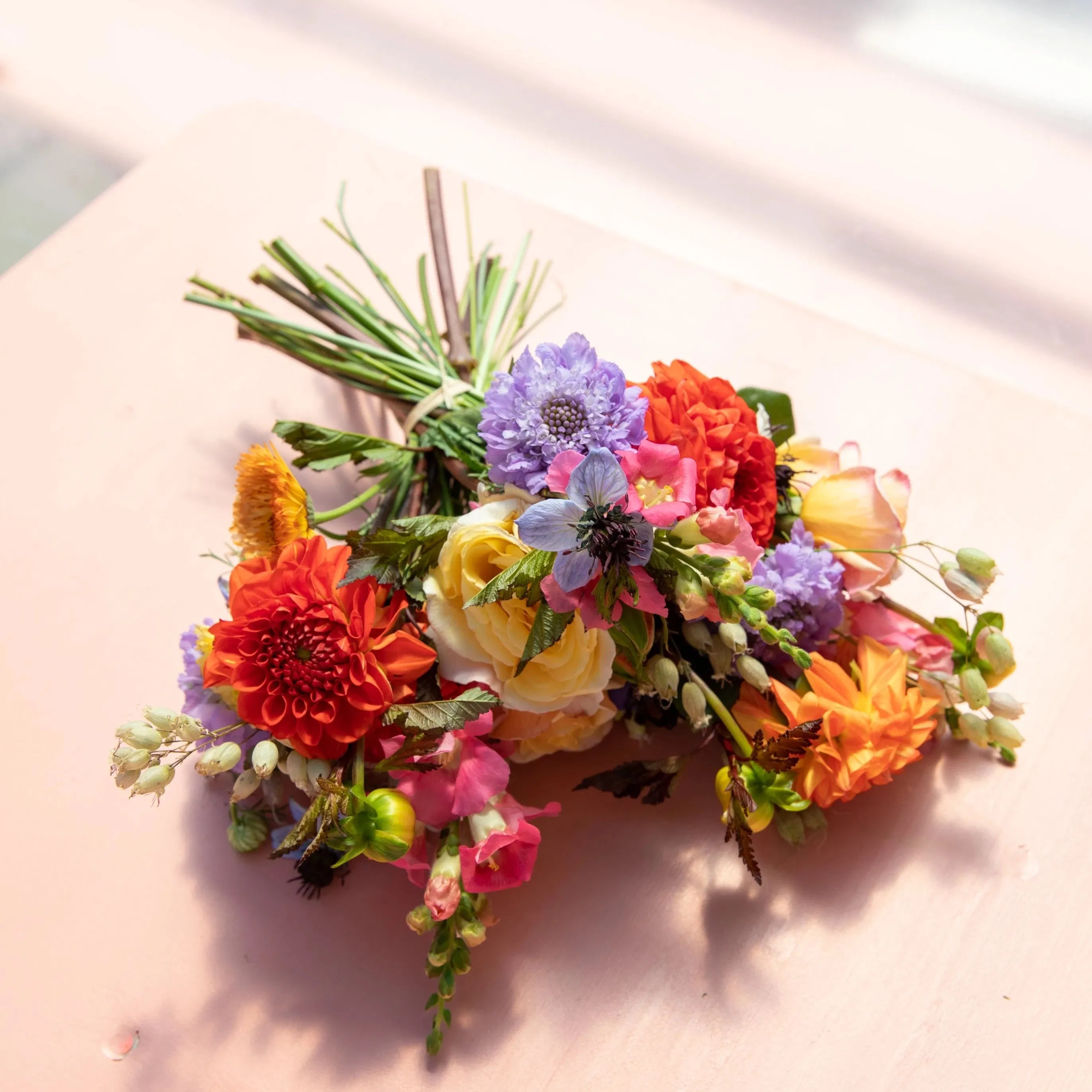 Découvrez comment réaliser un bouquet de fleurs locales et de saison dans nos ateliers-boutiques situées au 5 rue de la Folie Méricourt (Paris 11ème), 5 place d'Aligre (Paris 12ème) et 6 rue Brézin (Paris 14ème) ! Des ateliers sur mesure Dans cet atelier, v ous apprendrez à réaliser un beau bouquet de fleurs fraîches et locales depuis la préparation des fleurs jusqu'à l'emballage. Ce cours d'une durée d'1h30 est aussi l'occasion de découvrir l'origine de nos fleurs et l'histoire de leurs producteurs. Vous repartirez bien sûr avec votre création et des conseils personnalisés pour vous permettre de devenir de vrai.e.s fleuristes en herbe. Des ateliers gourmands Les ateliers sont agrémentés d'un délicieux goûter Désirée avec petits gâteaux et boissons maison. Ils sont limités à 8 participant.e.s pour profiter au mieux de notre savoir-faire. Des ateliers écoresponsables Tous nos ateliers sont écoresponsables. Notre matière première a poussé en France et toutes nos créations sont réalisées à partir de matériaux durables et réutilisables. Conditions de report Une place d'atelier n'est pas remboursable, mais en cas d'impossibilité d'y assister j usqu'à 72 heures avant la date d'atelier prévue, vous pourrez programmer un report sur votre espace client (valable 1 an). Pour les groupes (réservation de plus de 2 personnes), la demande de report doit être formulée au plus tard 2 semaines avant la date d'atelier prévue. Passé ce délai, nous ne proposons pas de report mais un bouquet Désirée de taille moyenne, à venir retirer à la date et dans la boutique de votre choix. Cette contrepartie est à retirer en boutique uniquement et est valable 1 an, sur demande par mail à bonjour@desireefleurs.fr. En cas d'annulation non signalée, nous ne proposons pas de contrepartie.