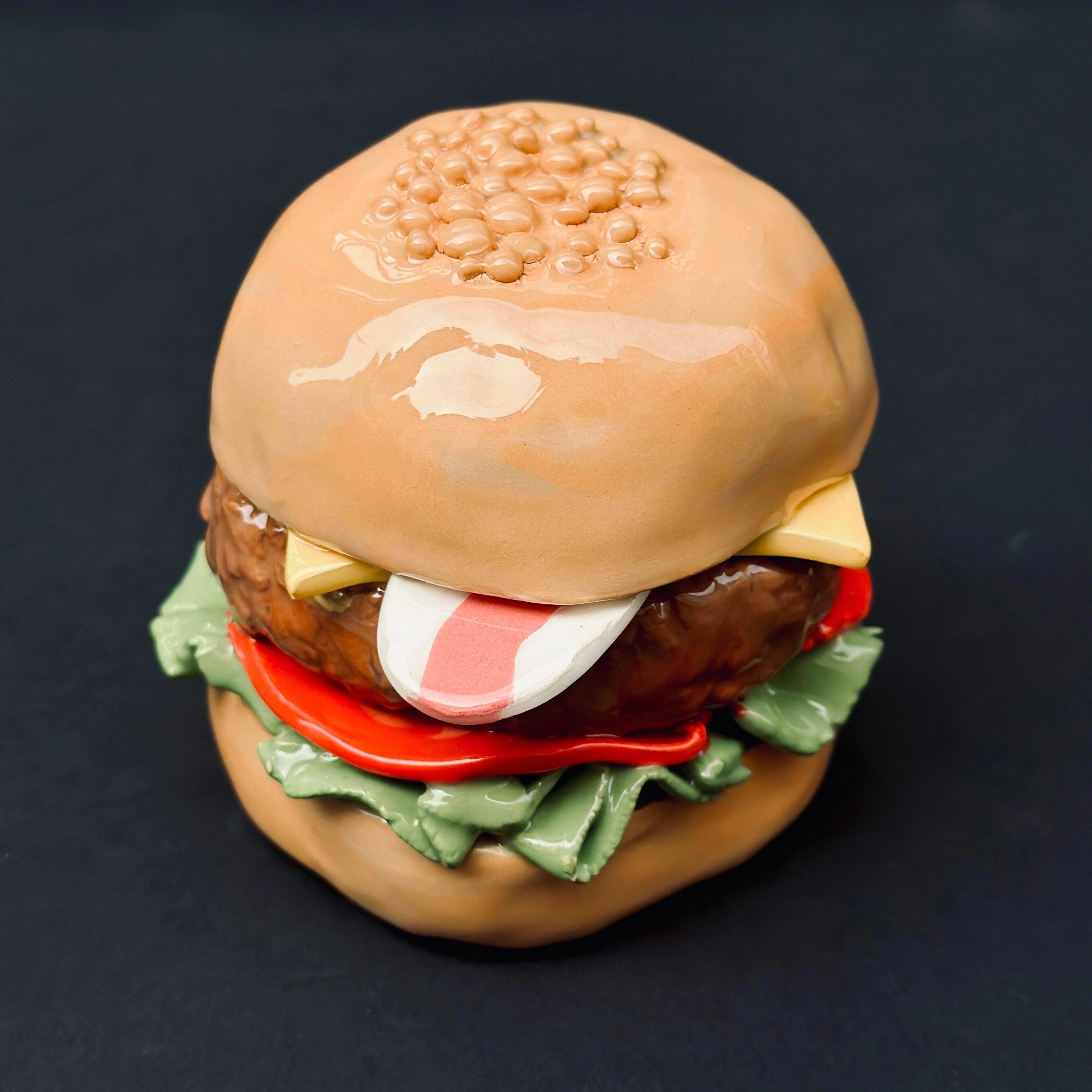 Bacon Cheese Burger #7 en faïence, fabriqué à la main à Paris. CAP Céramique Artisanale Parisienne. Largeur 11/12 cm - Hauteur 10 cm