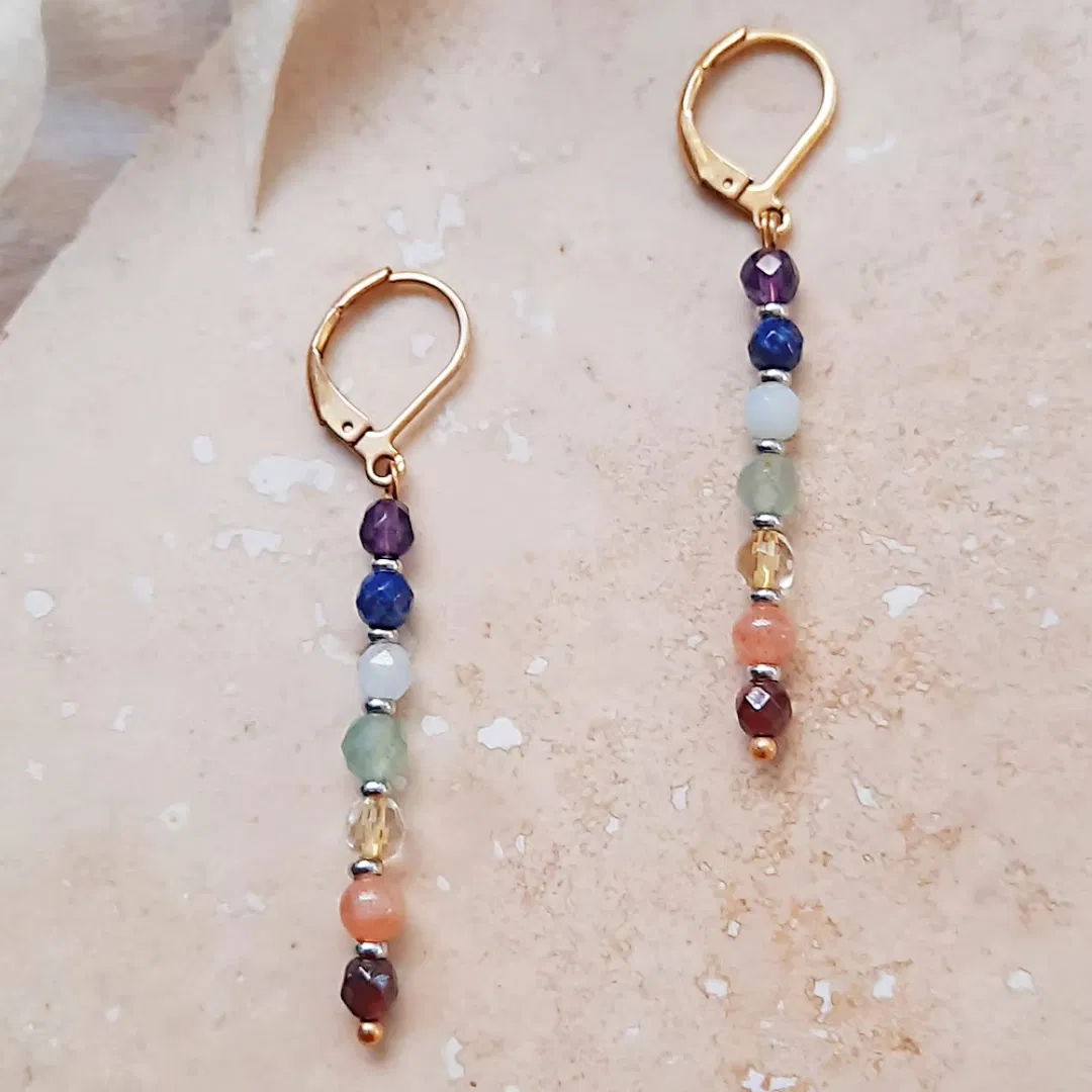 Boucles d'oreilles multi-pierres | POINTS 7 CHAKRAS
Labellisées "Fabriqué à Paris"
Chaque pierre de ces boucles d'oreilles pendantes représente l'un de nos 7 chakras.
Soyez en harmonie avec vos Chakras en portant cette cascade de pierres semi-précieuses , une jolie façon d'aligner vos énergies. Les boucles d'oreilles fantaisie POINTS 7 CHAKRAS se parent de toutes leurs couleurs pour vous apporter une allure contemporaine.
