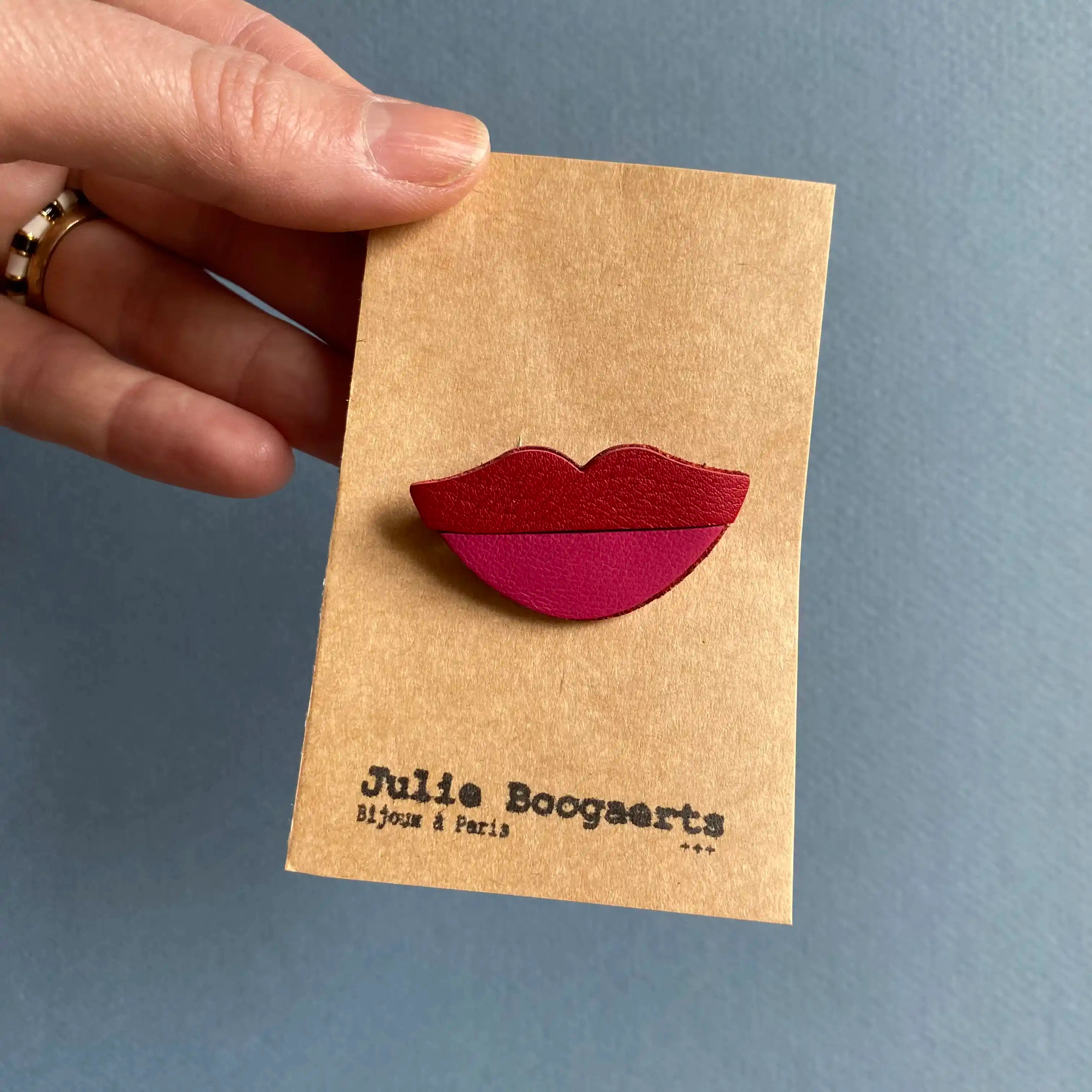 Broche Bisous. Boucles d'oreilles pendantes en cuir et laiton