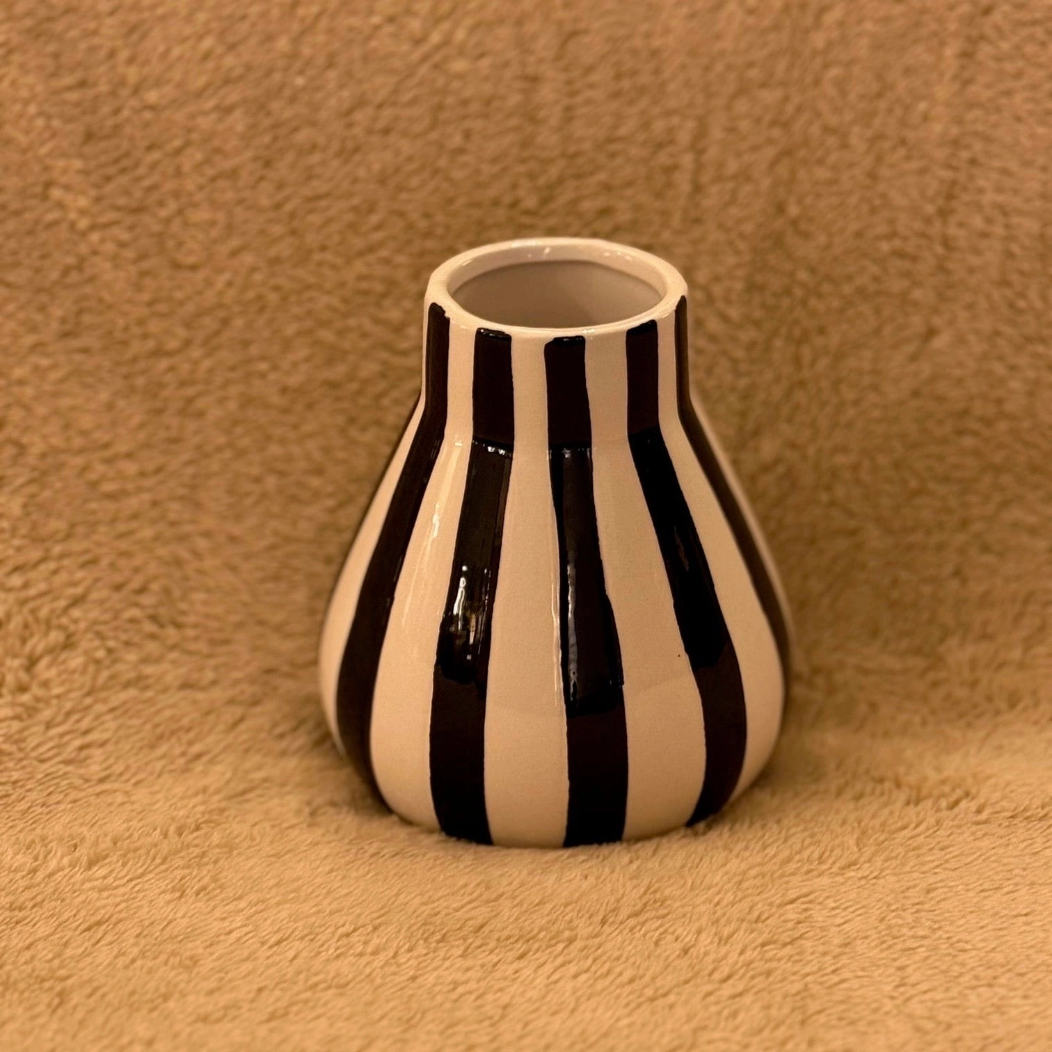 Vase boule rayé