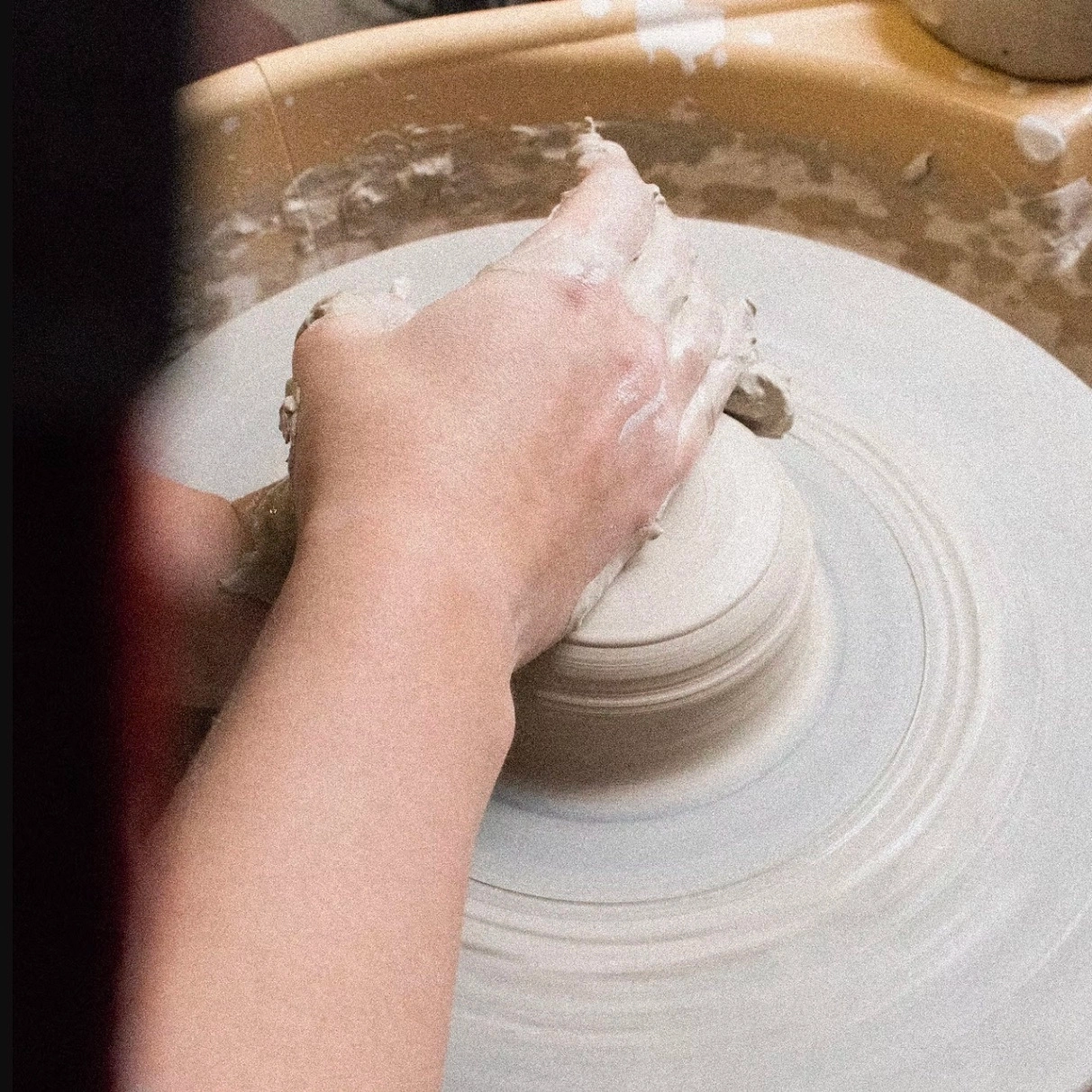 Un moment rien que pour vous.
Prenez un temps suspendu dans votre semaine pour vous immerger dans le monde du tournage.
Ce cours particulier est pensé comme une bulle rien qu’à vous : que vous découvriez la céramique pour la première fois ou que vous souhaitiez perfectionner un geste, je vous accompagne en douceur, avec écoute et précision.
À l’abri du tumulte parisien, dans un atelier lumineux niché à Ménilmontant, je vous accueille pour un moment de création en tête-à-tête (ou en duo si vous venez à deux). L’occasion d’avancer à votre rythme, en toute liberté.
Pendant 2 heures, nous explorerons ensemble les gestes fondamentaux du tournage : le centrage de la terre, la montée des parois, la création de formes simples, la recherche de fluidité et de régularité dans votre geste.
Le contenu s’adapte totalement à votre niveau, vos envies ou vos besoins : début d’apprentissage, reprise, travail sur une difficulté, ou simple envie de prendre un moment pour soi.
Je vous guide pas à pas, en vous proposant des démonstrations, des conseils personnalisés, et des temps d’observation pour mieux comprendre votre geste.
À la fin de la séance, vous choisirez 1 à 3 pièces que je cuirai et émaillerai pour vous. Elles seront prêtes quelques semaines plus tard, à venir récupérer à l’atelier.