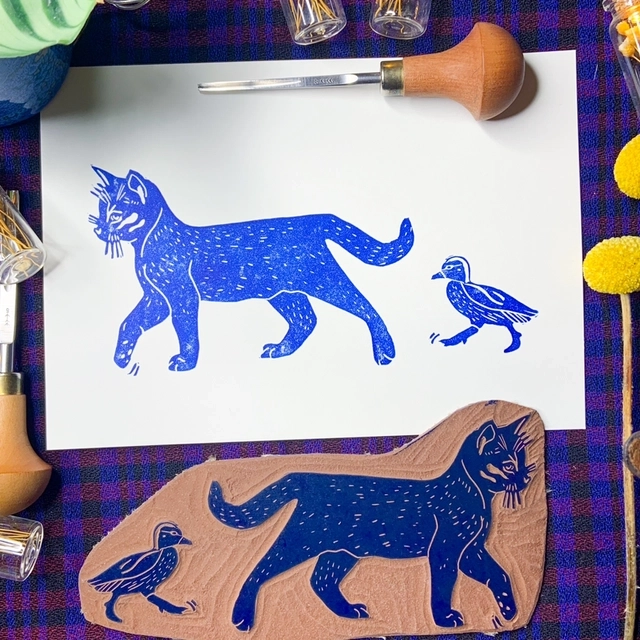 Un chaton et un caneton partent ensemble à l’aventure.
-Format A5
-Numérotée sur 10 (édition Inktober). Je me réserve le droit de faire d’autres éditions ensuite sur format et papier différent.
-Papier extraweiss sans acide 170 gr/m2
-Impression avec une encre à l'huile aquawash bleu océan
-Signée manuellement sur l’avant
-Titrée et datée au dos
-haque estampe est unique, il peut y avoir des variations avec la photo : cela fait la beauté de la linogravure.
--
Le cadre n'est pas fourni