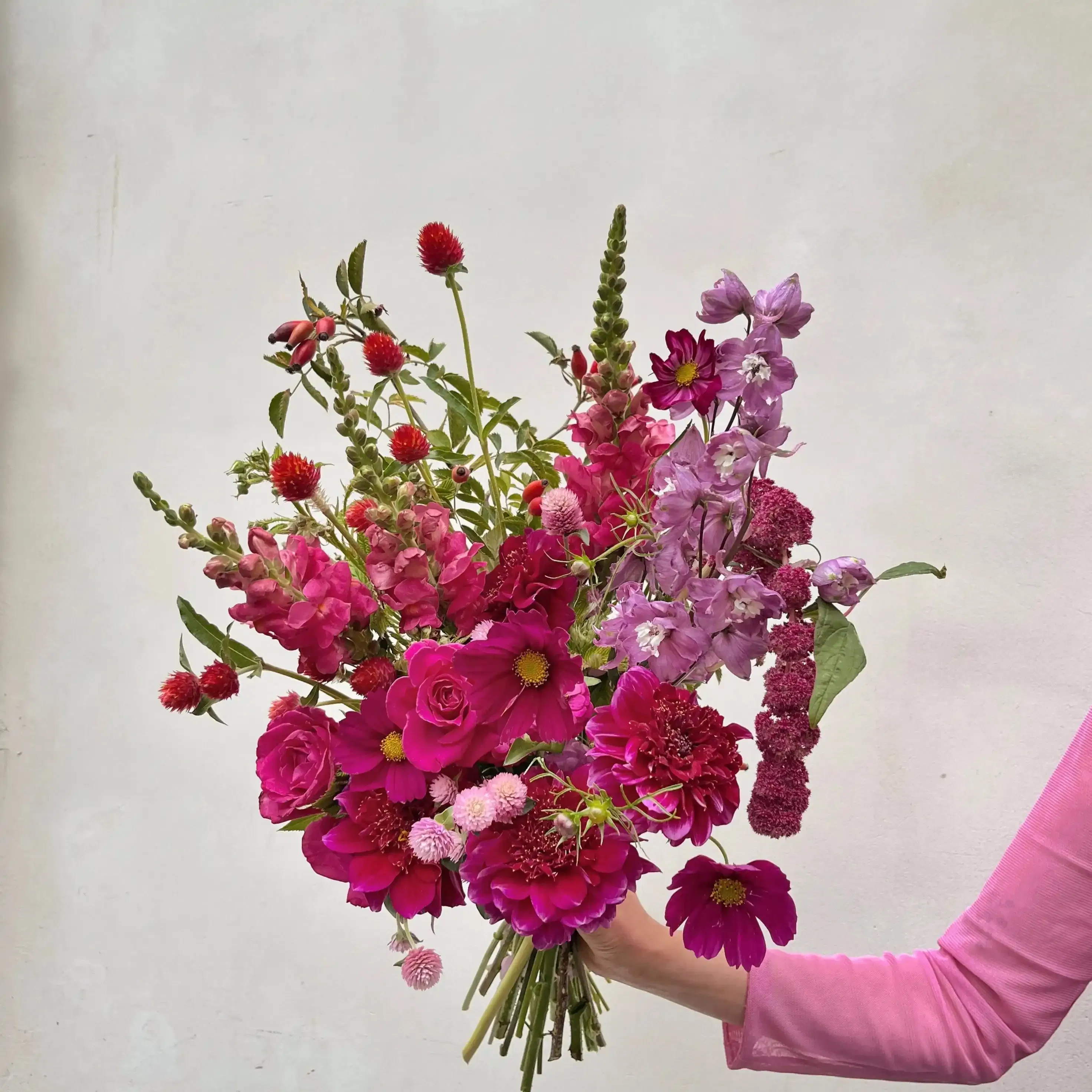 Pour le moment, Désirée livre exclusivement Paris intra-muros et la banlieue limitrophe. Toutes les photos de bouquets illustrent la taille "gros". Les variétés de fleurs et la bouteille sélectionnée varient selon nos arrivages. Une livraison 100% garantie Une livraison aux petits oignons, ça ne s'improvise pas : chez Désirée, les destinataires sont systématiquement contactés (mais sans dire qu'ils vont recevoir un bouquet ni bien sûr de qui ça vient) pour nous assurer de leur présence et éviter les échecs de livraison. Vous avez une demande spécifique (couleurs, détails de livraison) ? Dites-nous tout dans le champ "commentaires" de la page panier ! Tous vos petits mots sont écrits à la main par de vrais humains, et nous mettons un point d'honneur à réaliser le bouquet de vos rêves en fonction des occasions ! Du vin et des fleurs écoresponsables Un accord surprise entre un vin nature sélectionné par notre caviste David de Substrats et un bouquet de fleurs de saison conçu spécialement pour accompagner la bouteille ! Des fleurs aux jolies teintes bordeaux pour accompagner un verre de vin rouge, un bouquet frais et pastel pour se marier au vin blanc ! L'accord bouquet - vin se compose une bouteille de vin d'une valeur de 15€ et d'un bouquet de la taille de votre choix (à partir de 35€). La vente d'alcool est interdite aux mineurs - l'abus d'alcool est dangereux pour la santé - à consommer avec modération. Une envie d'en savoir plus sur notre démarche ? Découvrez les engagements de Désirée, fleuriste écoresponsable !