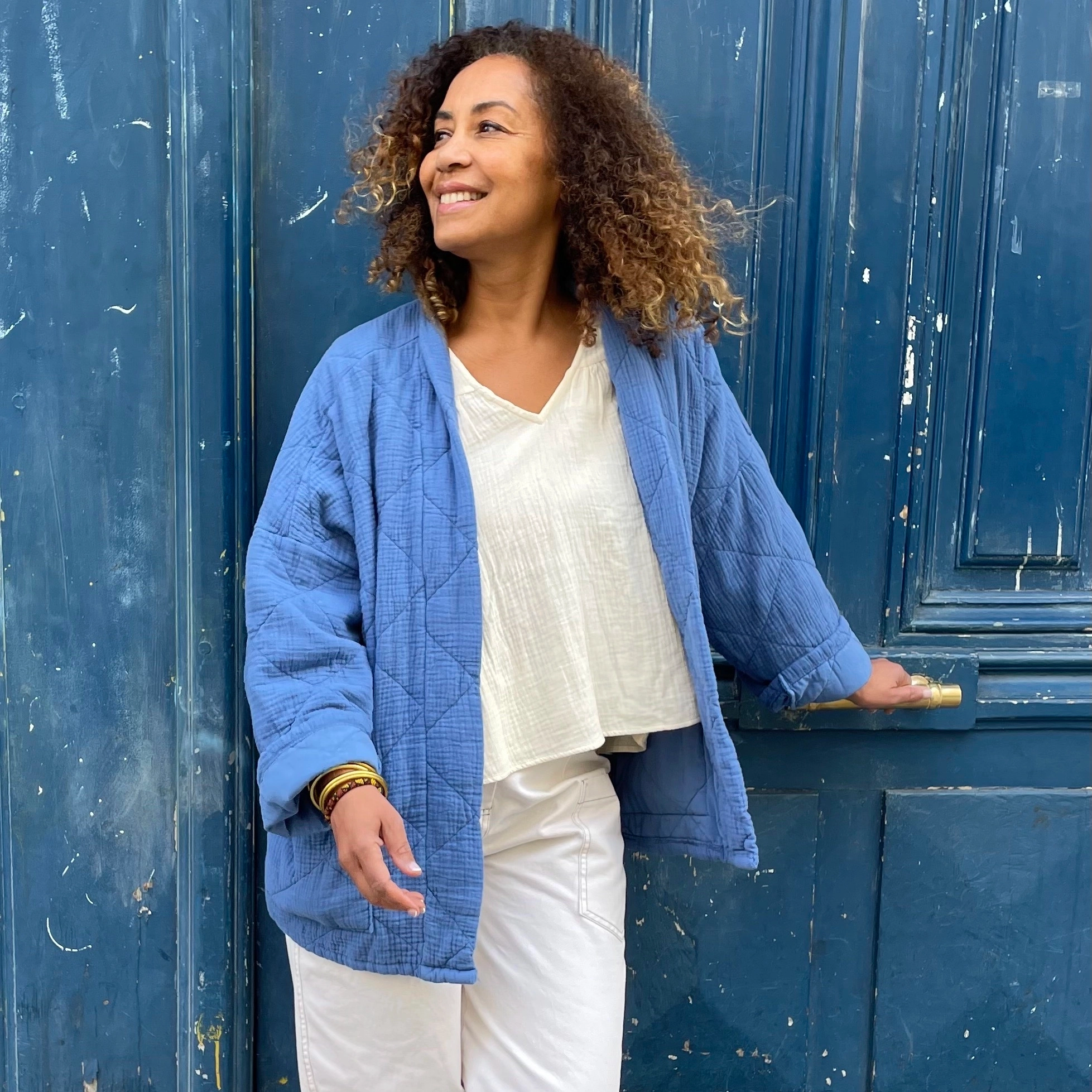 La jolie veste en gaze de coton est la pièce indispensable à avoir dans votre dressing.