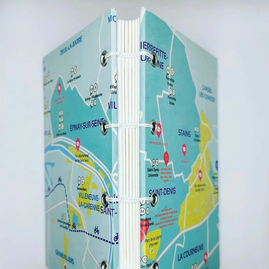 Carnet de voyage Seine-Saint-Denis, format A6.
Disponible en petite série.*
Couverture rigide, carte touristique de la Seine-Saint-Denis.
140 pages blanches (100g) pour écrire ou dessiner.
Reliure copte entièrement cousue à la main, permettant une ouverture à plat du carnet.