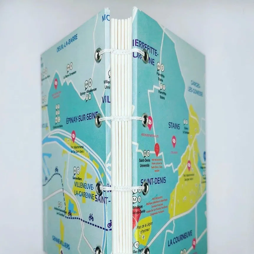 Carnet de voyage Seine-Saint-Denis, format A6.
Disponible en petite série.*
Couverture rigide, carte touristique de la Seine-Saint-Denis.
140 pages blanches (100g) pour écrire ou dessiner.
Reliure copte entièrement cousue à la main, permettant une ouverture à plat du carnet.