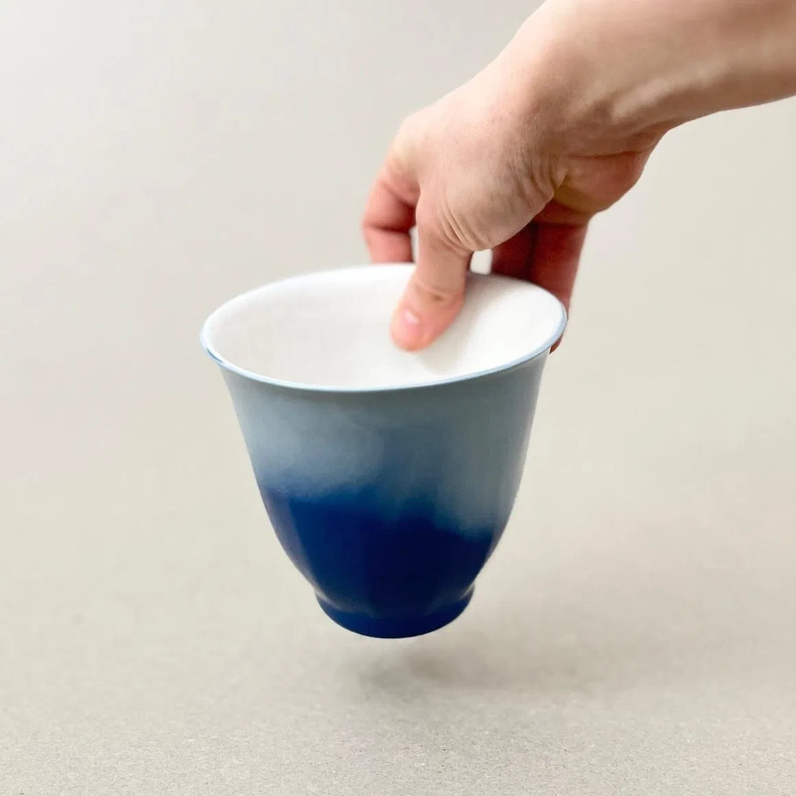 Porcelaine teintée dans la masse Pièces à colorations variables. h: 11,5 cm, diam. : 11 cm Contenance 500 Ml Se lever et débuter un moment qui ne devrait jamais se finir. Comme boire une grande tasse de thé en regardant le soleil se lever sur la montagne et en écoutant une douce musique pour accompagner cette contemplation. Cette grand tasse à thé offre quelques minutes de repos avant d'entamer la journée. Les objets de cette collection sont obtenues par coulage, un à un, à la main. L'aspect marbré qui se dessine délicatement à la surface provient de l'ajout d'une couleur directement dans la pâte de porcelaine au moment du coulage.