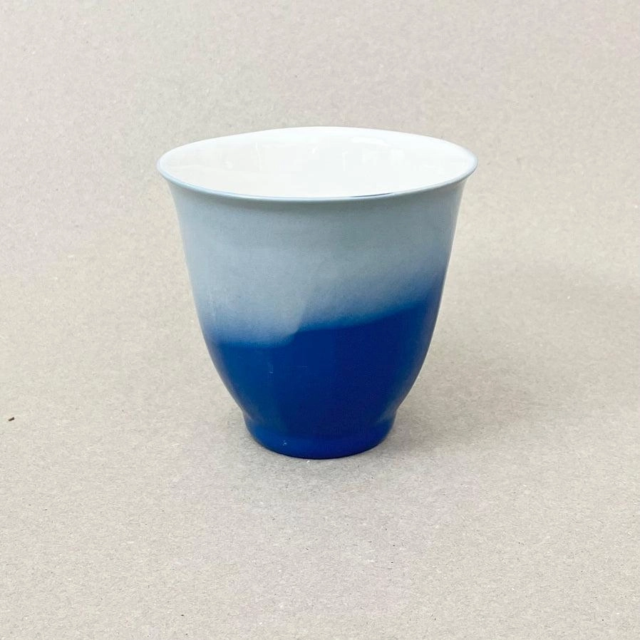 Porcelaine teintée dans la masse Pièces à colorations variables. h: 11,5 cm, diam. : 11 cm Contenance 500 Ml Se lever et débuter un moment qui ne devrait jamais se finir. Comme boire une grande tasse de thé en regardant le soleil se lever sur la montagne et en écoutant une douce musique pour accompagner cette contemplation. Cette grand tasse à thé offre quelques minutes de repos avant d'entamer la journée. Les objets de cette collection sont obtenues par coulage, un à un, à la main. L'aspect marbré qui se dessine délicatement à la surface provient de l'ajout d'une couleur directement dans la pâte de porcelaine au moment du coulage.